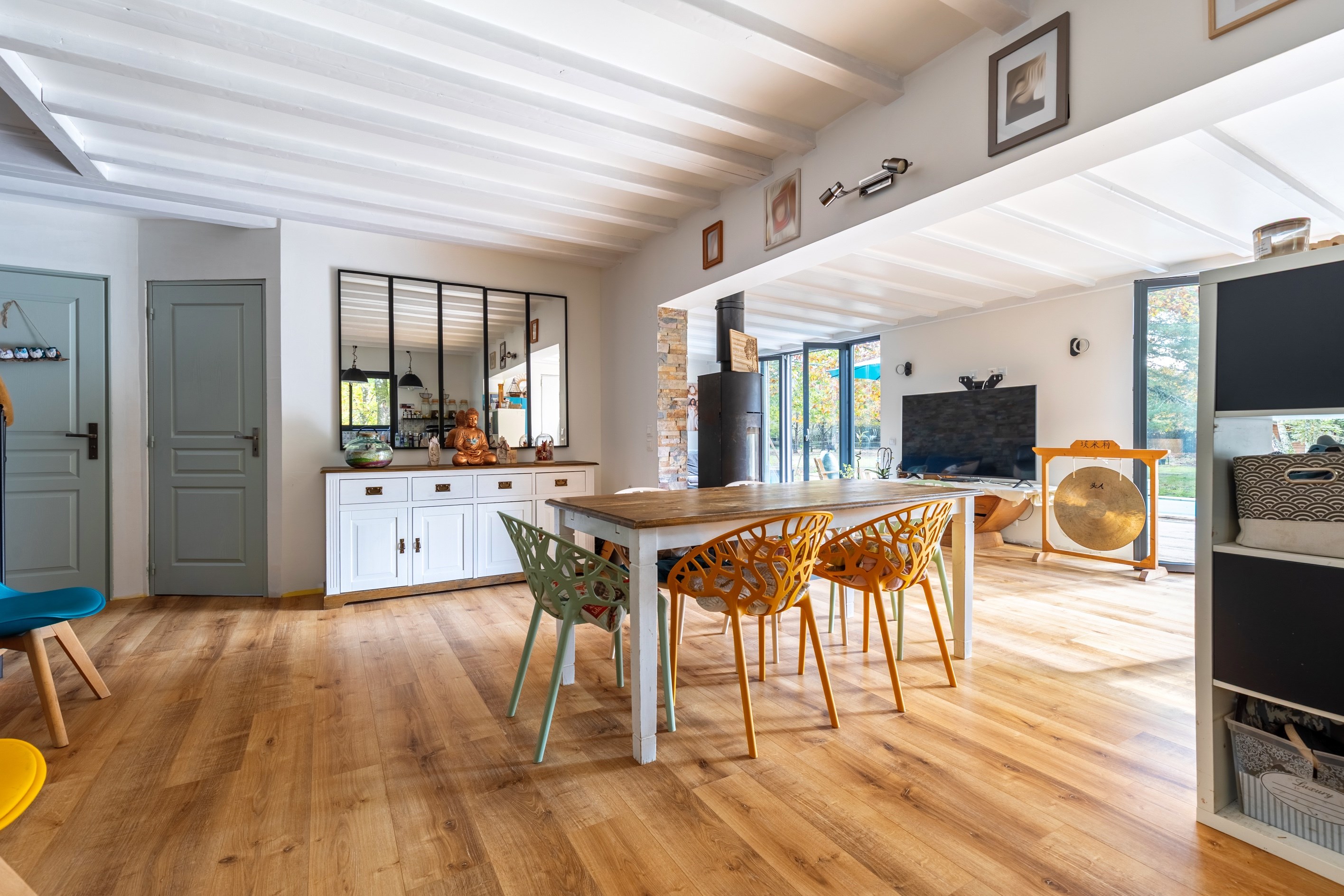  CHARMING WOOD-CLAD VILLA IN A QUIET, IDYLLIC LOCATION IN THE HEART OF A FULLY F… - 物件實景