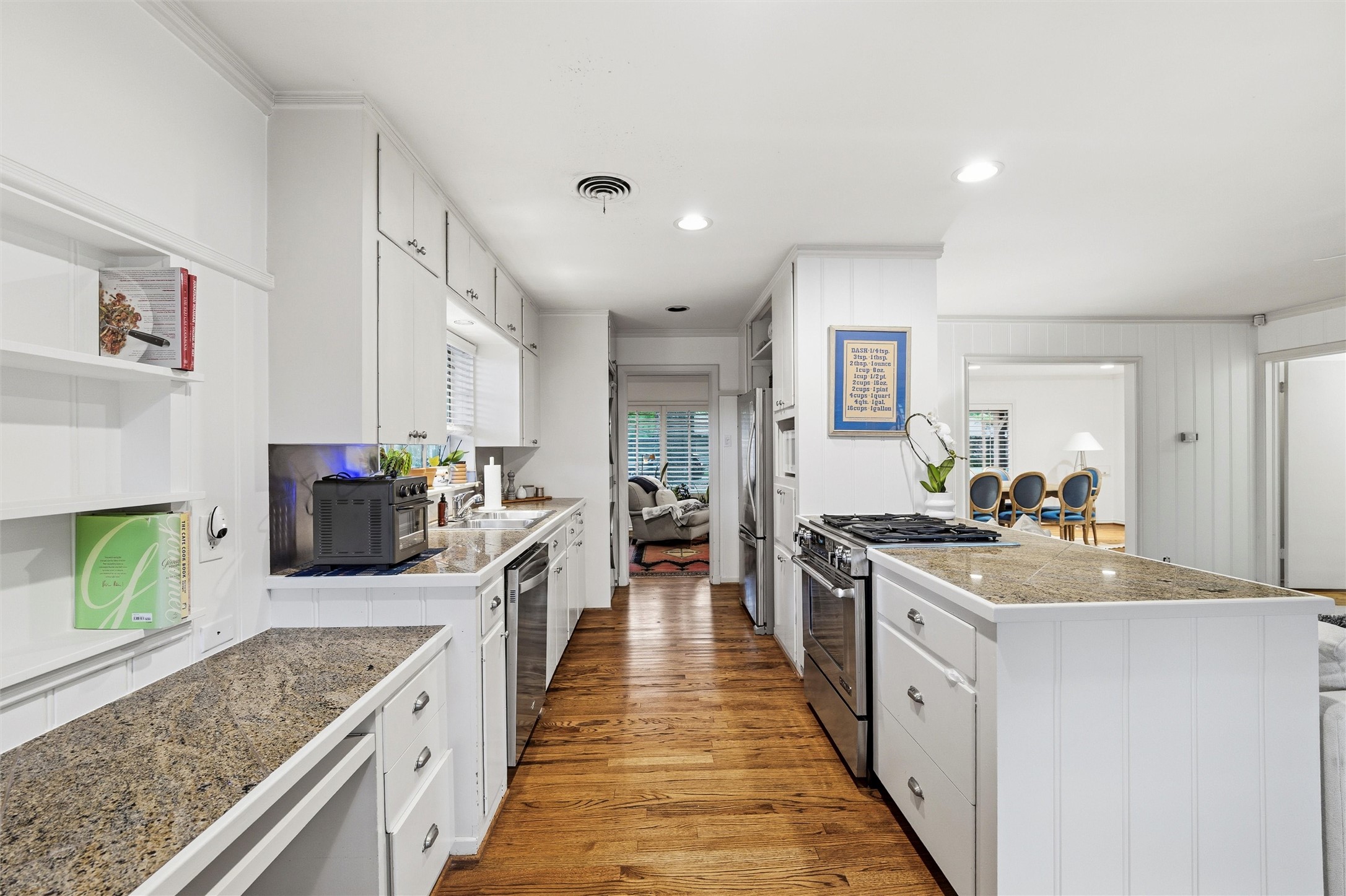 Dallas, Texas, 75214, United States, 3 Bedrooms Bedrooms, ,2 BathroomsBathrooms,Residential,For Sale,1989303