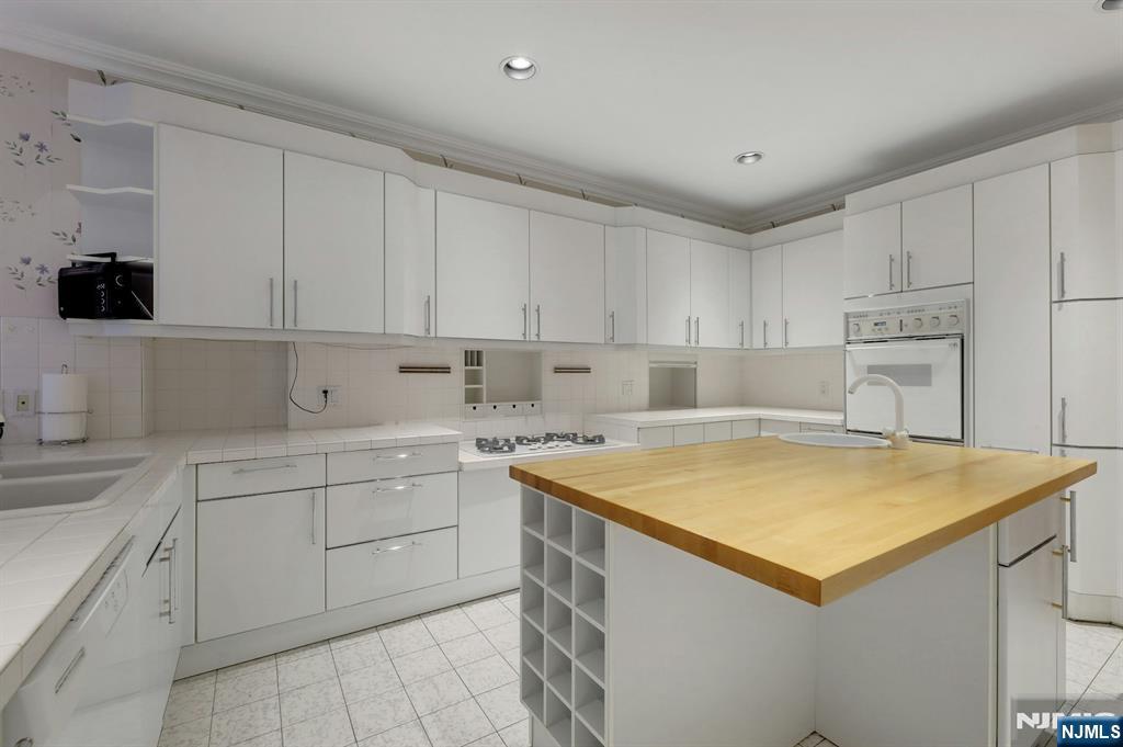 Park Ridge, New Jersey, 07656, United States, 3 Bedrooms Bedrooms, ,5 BathroomsBathrooms,Residential,For Sale,2001843