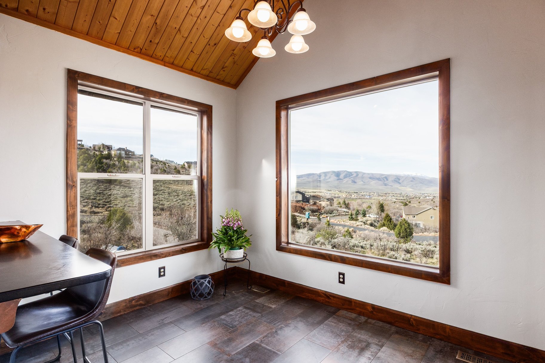  The Ultimate Multi-Generational Mountain Retreat Backing to 500 Acres of Open Sp - 物件實景