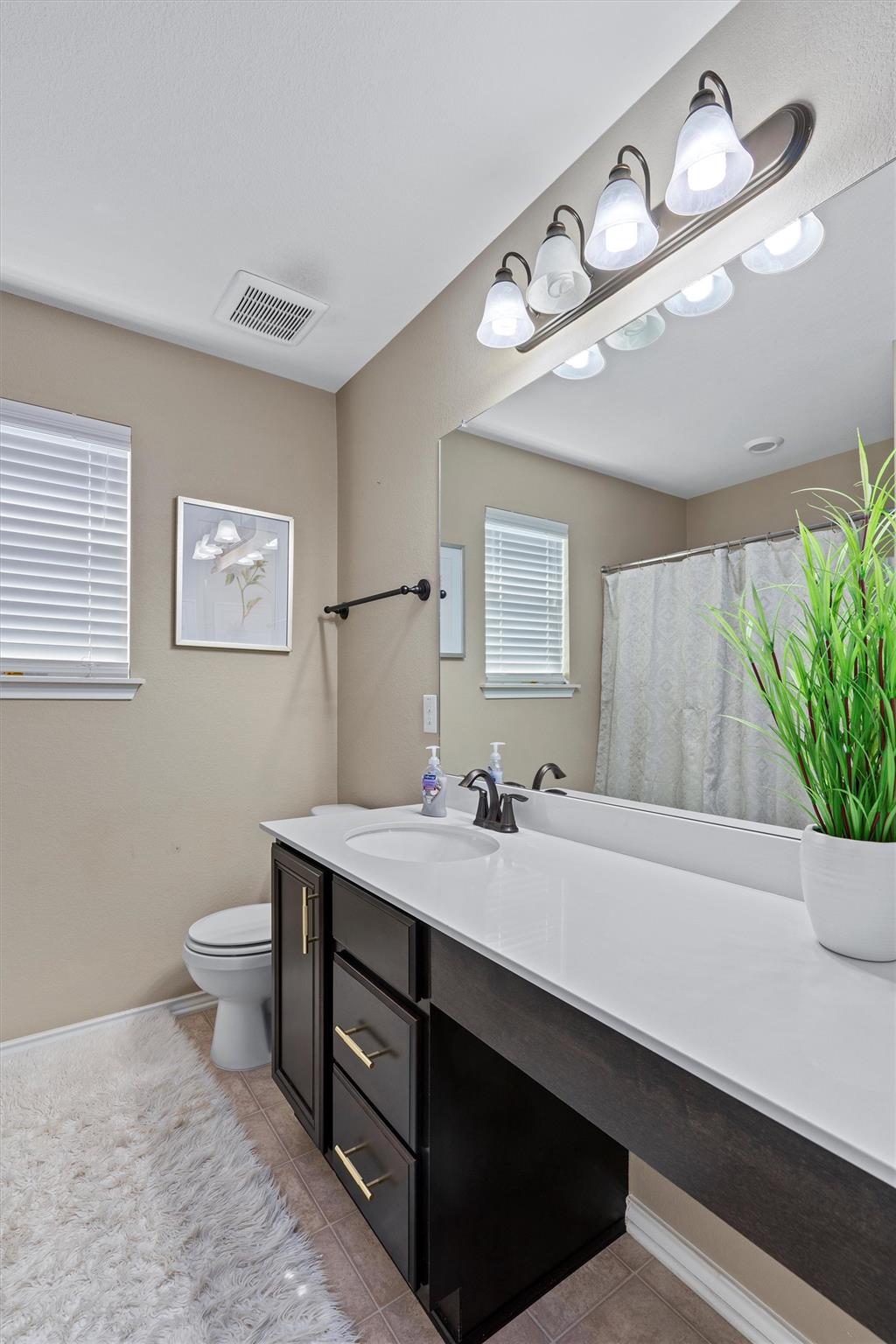 Austin, Texas, 78744, United States, 5 Bedrooms Bedrooms, ,4 BathroomsBathrooms,Residential,For Sale,1975896