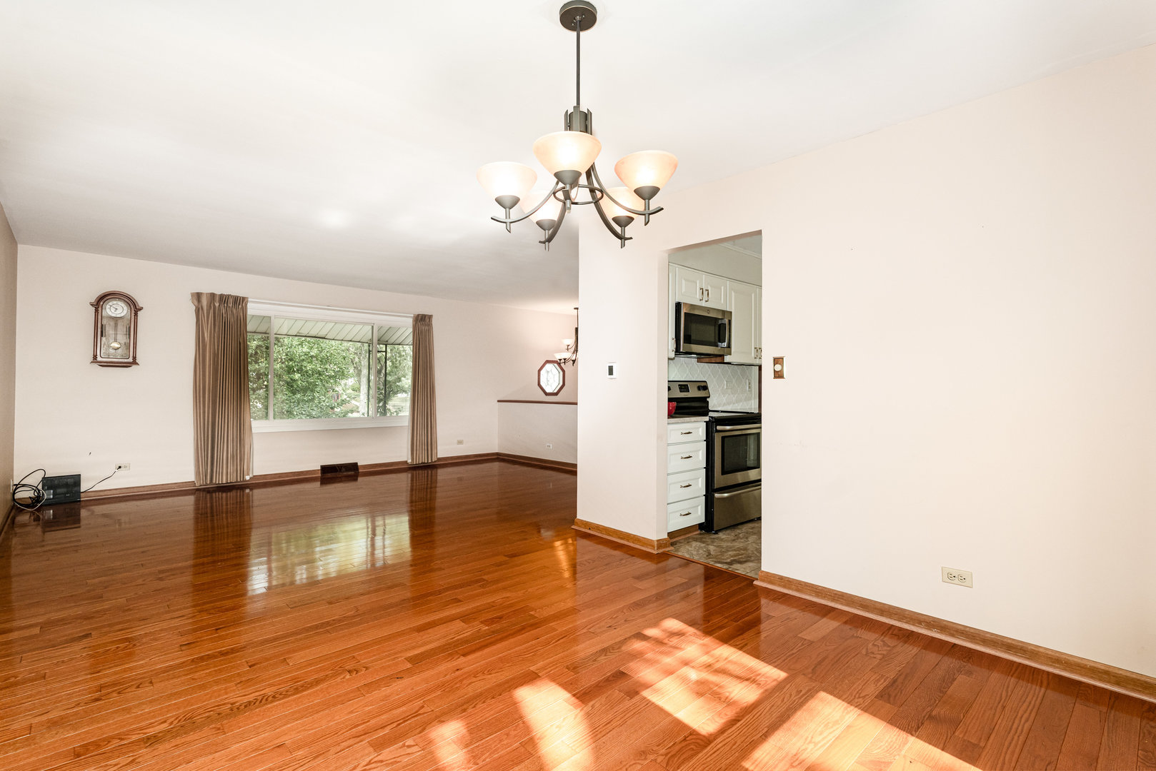 Hoffman Estates, Illinois, 60192, United States, 4 Bedrooms Bedrooms, ,3 BathroomsBathrooms,Residential,For Sale,1961387