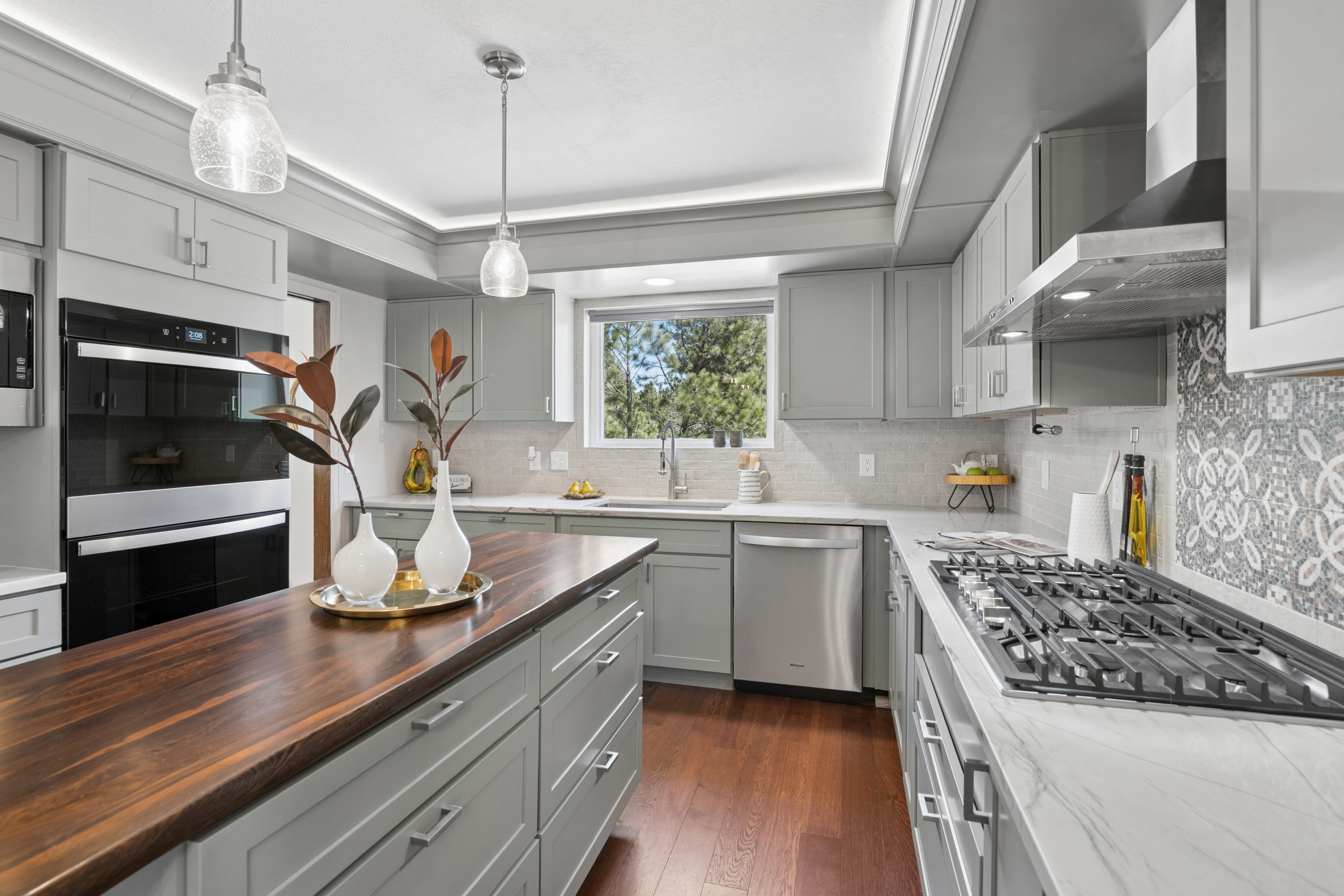  Set behind a gated entry on two and a half wooded acres - 物件實景