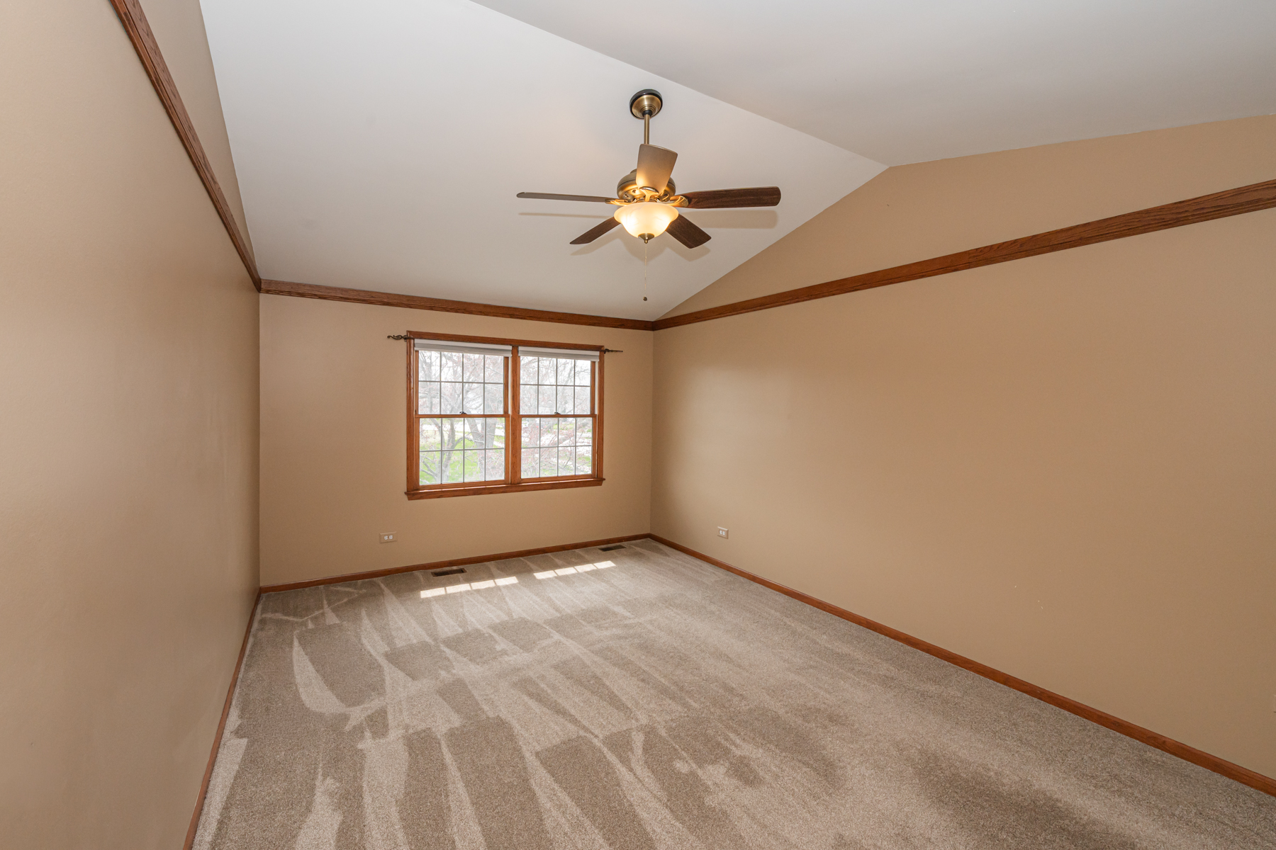  Beautifully Maintained Storybook Home - 物件實景