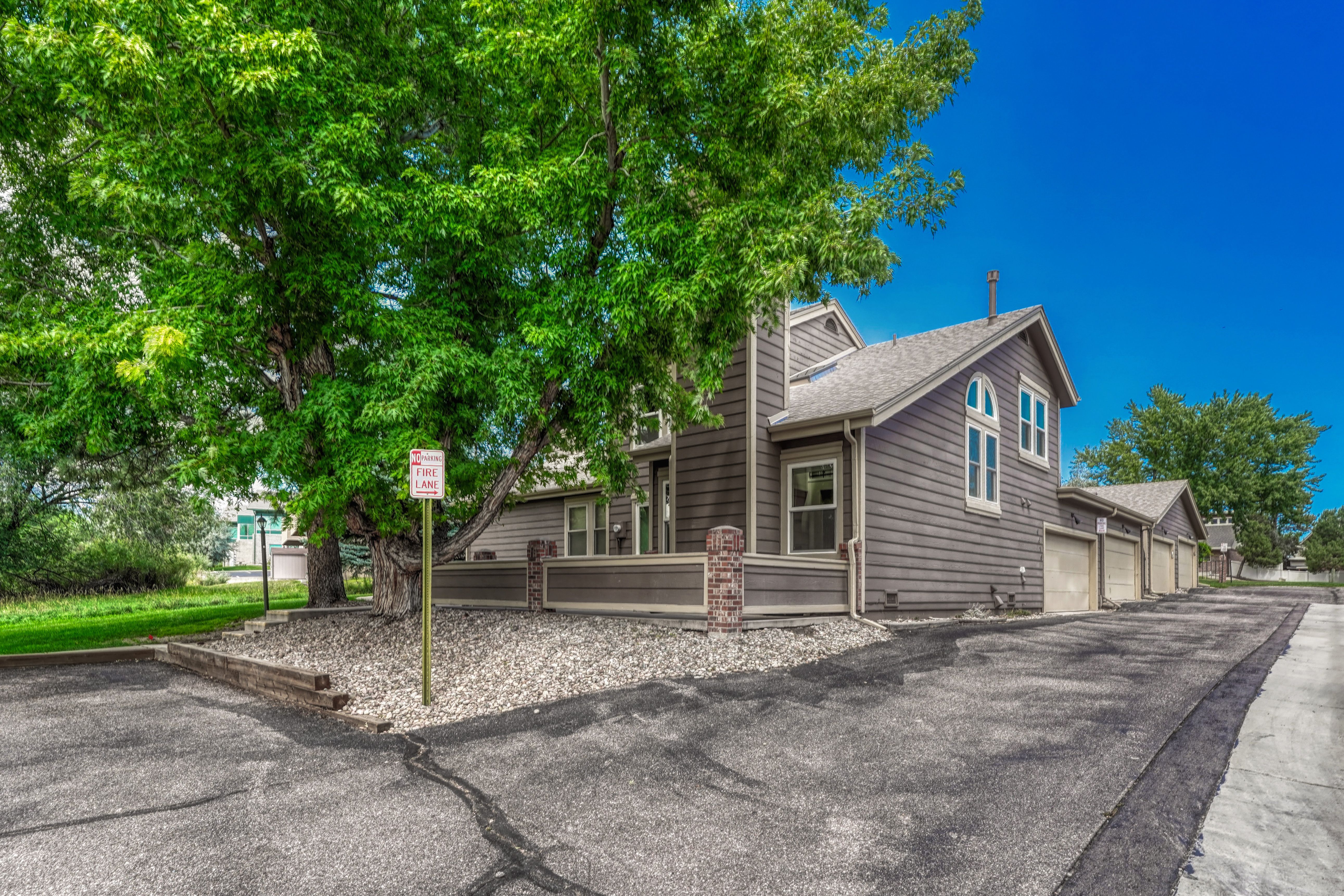  Rockrimmon Townhome with Trail Access & Private Patio - 物件實景