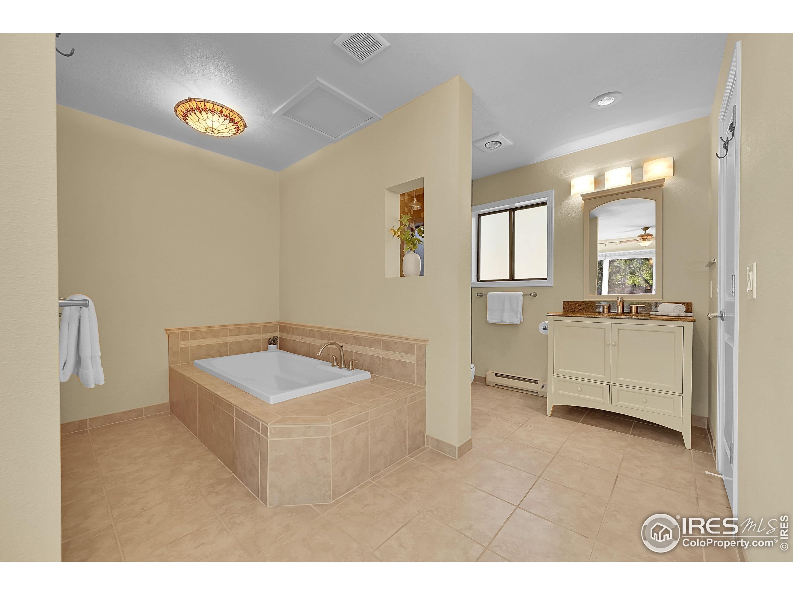 Boulder, Colorado, 80304, United States, 2 Bedrooms Bedrooms, ,3 BathroomsBathrooms,Residential,For Sale,1986544