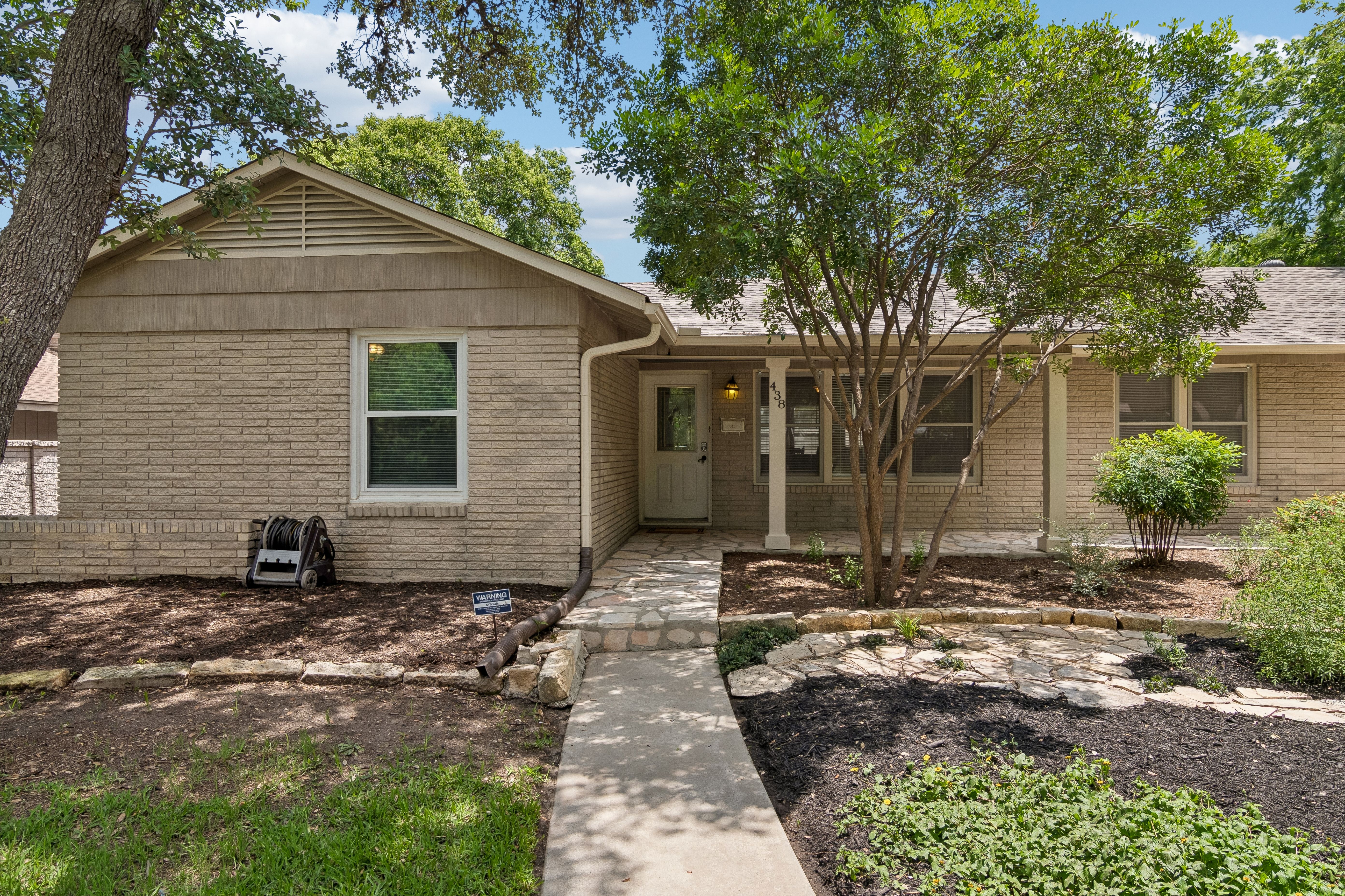  Beautifully Updated Home with Spacious Backyard - 物件實景