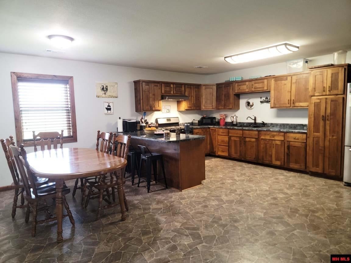Franklin, Arkansas, 72536, United States, 5 Bedrooms Bedrooms, ,3 BathroomsBathrooms,Residential,For Sale,2039811