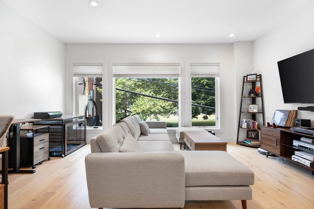 Boston, Massachusetts, 02128, United States, 2 Bedrooms Bedrooms, ,2 BathroomsBathrooms,Residential,For Sale,1984117