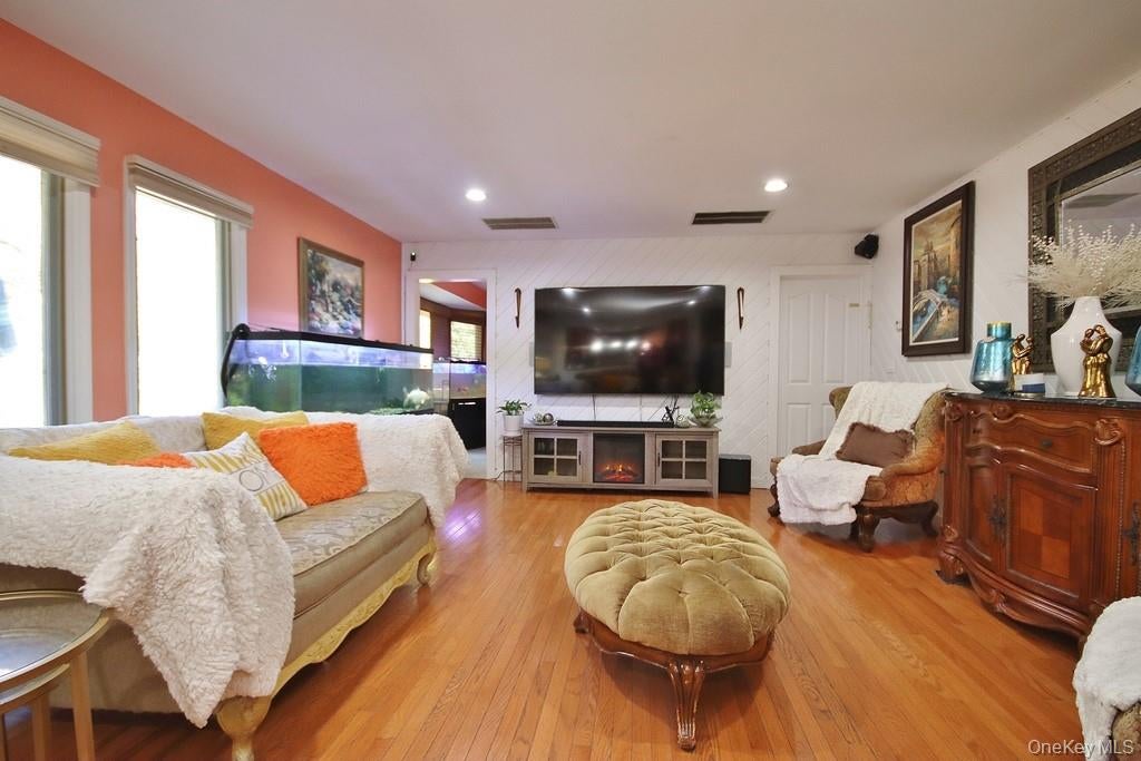 Chester, New York, 10918, United States, 4 Bedrooms Bedrooms, ,4 BathroomsBathrooms,Residential,For Sale,1979405