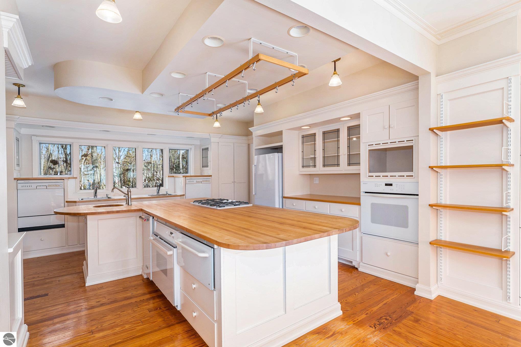 Frankfort, Michigan, 49635-9746, United States, 7 Bedrooms Bedrooms, ,5 BathroomsBathrooms,Residential,For Sale,1975140