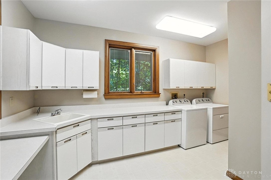 Sugarcreek Twp, Ohio, 45440, United States, 4 Bedrooms Bedrooms, ,5 BathroomsBathrooms,Residential,For Sale,1902150