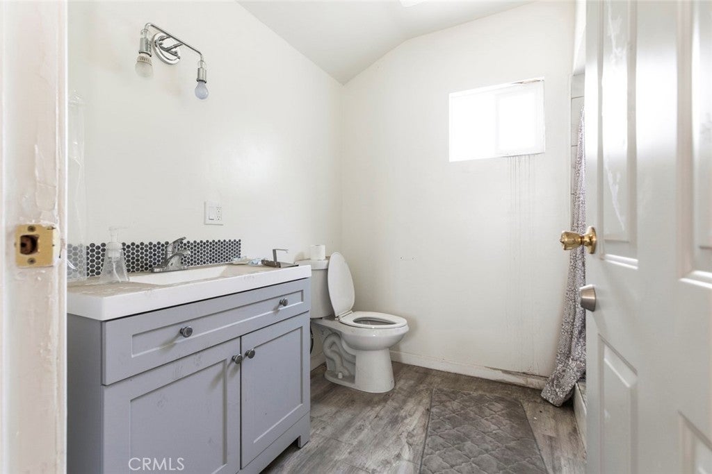 Los Angeles, California, 90006, United States, 5 Bedrooms Bedrooms, ,2 BathroomsBathrooms,Residential,For Sale,1940341