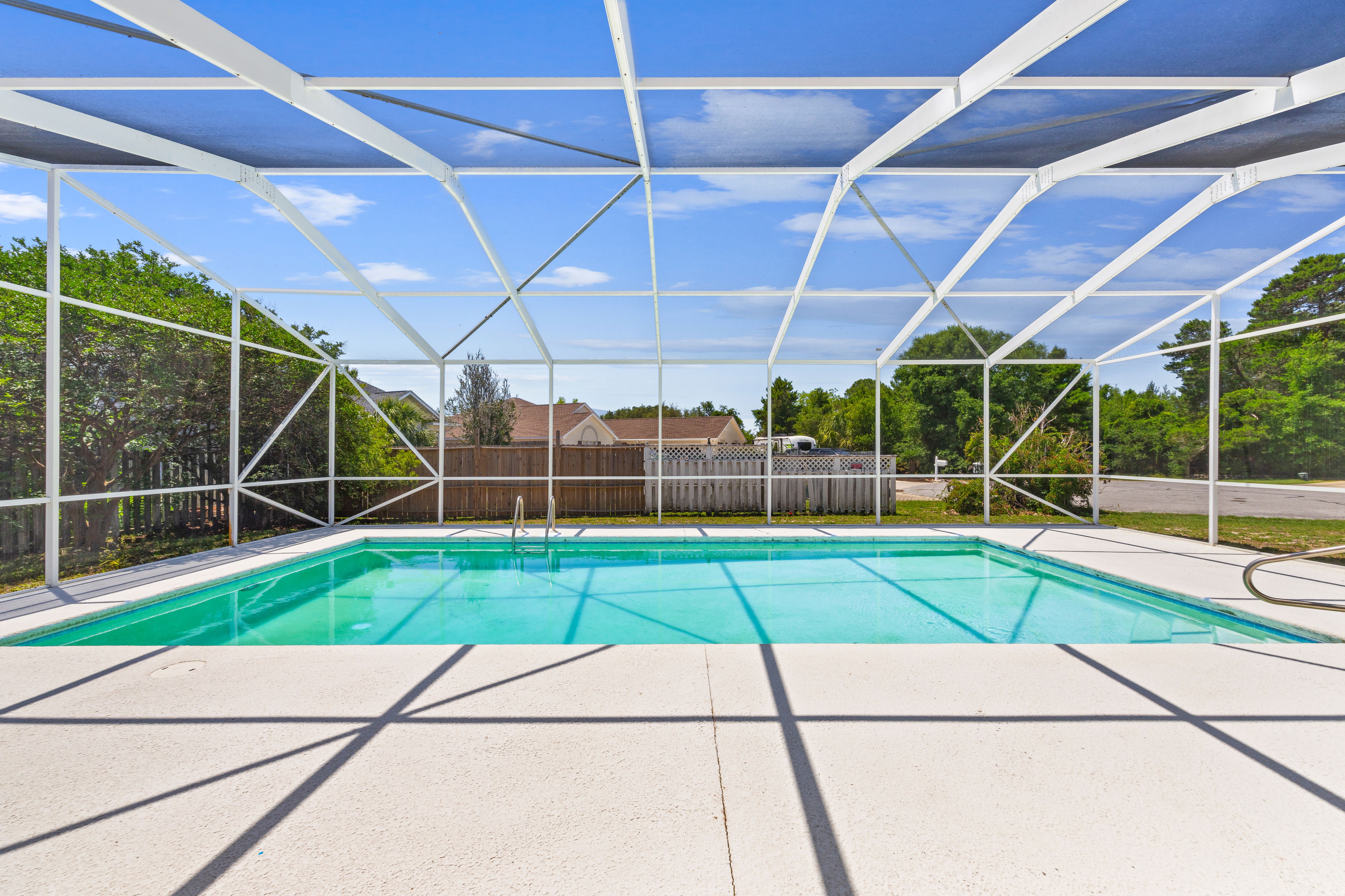  Corner Lot Home with Screened Pool Near Beach - 物件實景