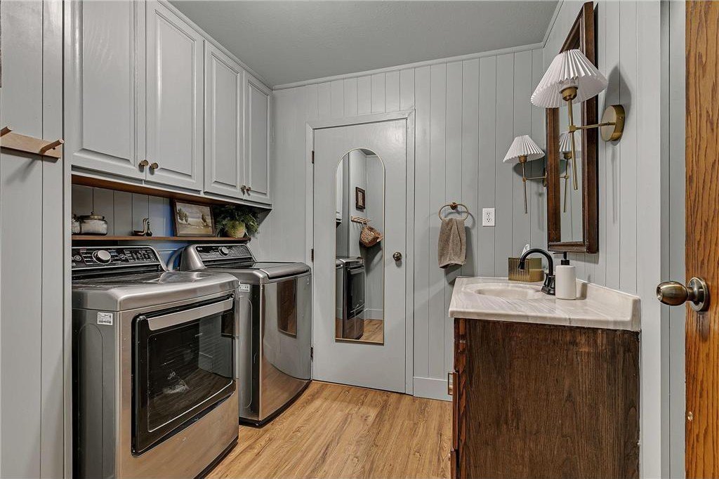 Holdingford, Minnesota, 56340, United States, 5 Bedrooms Bedrooms, ,2 BathroomsBathrooms,Residential,For Sale,1977131