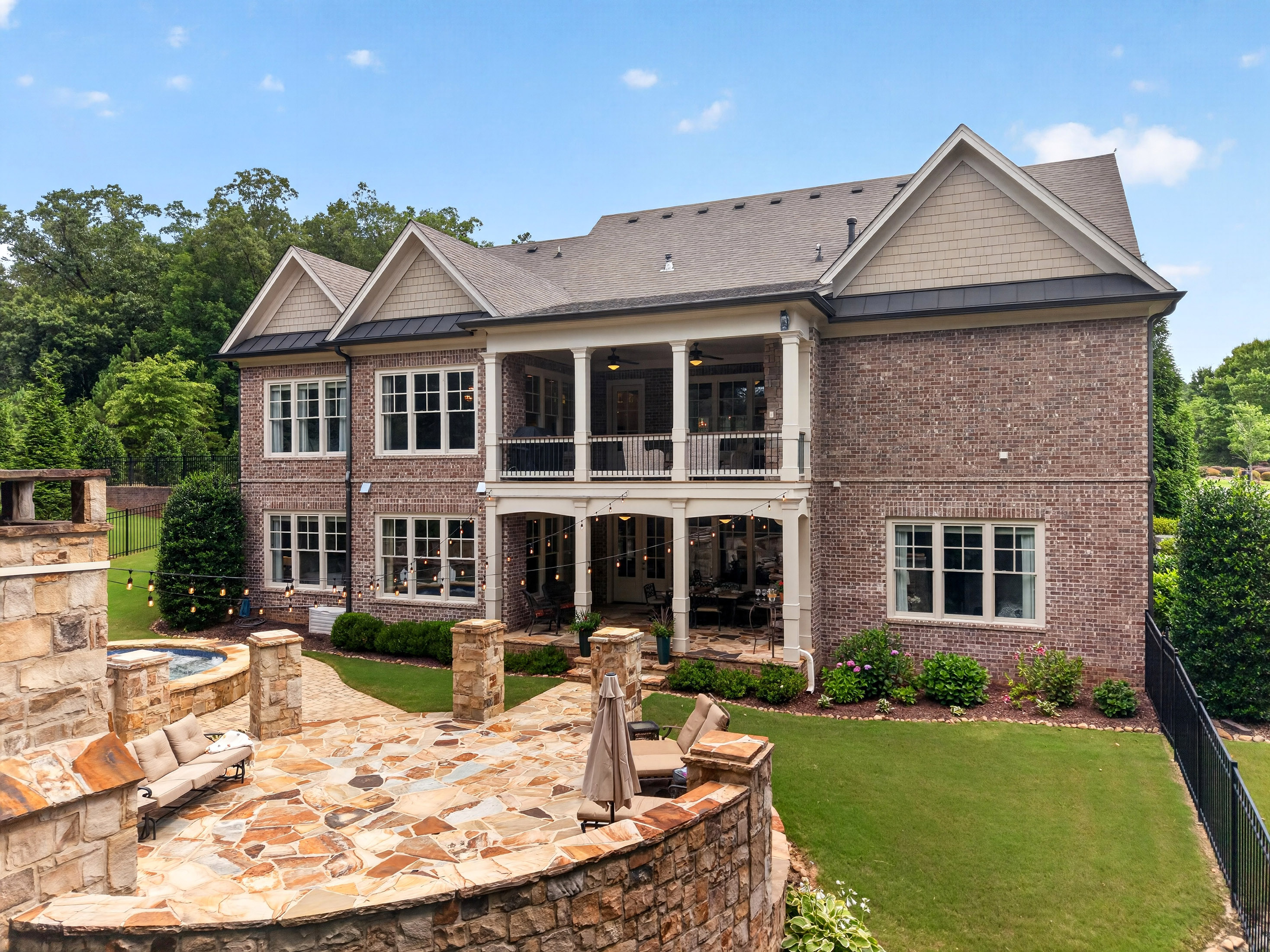 Experience Refined Estate Living in this Exceptional All-Brick and Stone Ranch - 物件實景
