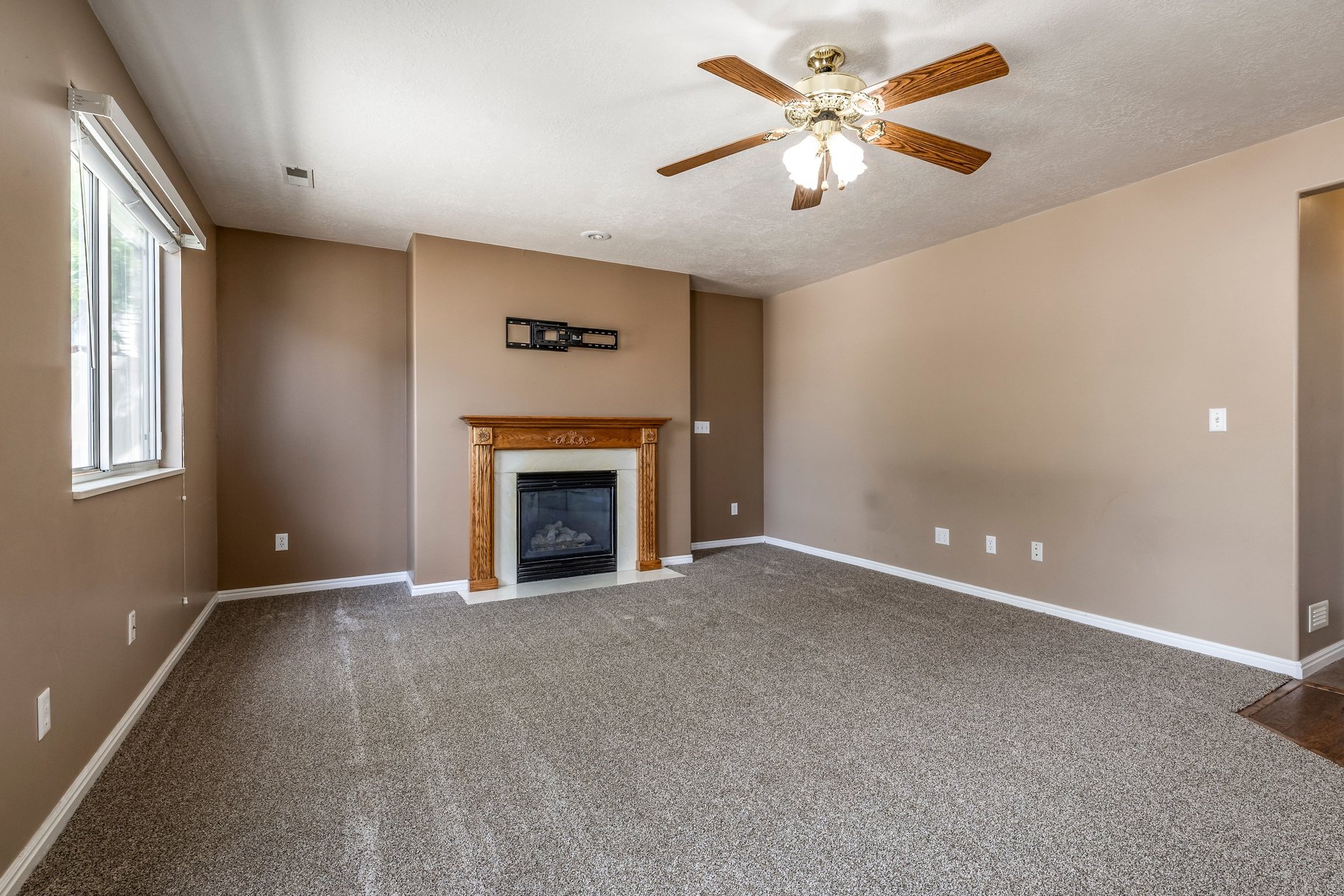  5 Bedroom, 3 Bath Home With One Of North Ogdens Best Porch Views - 物件實景