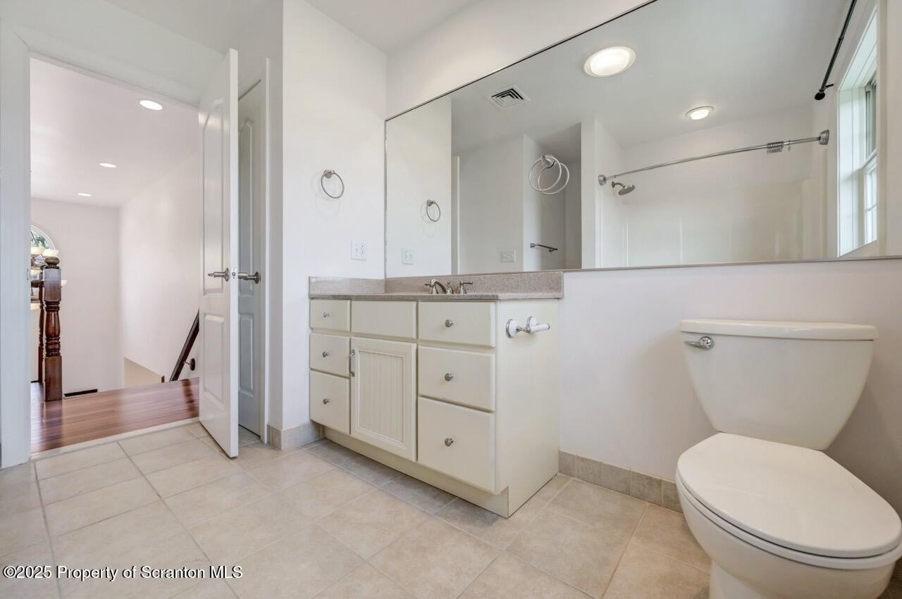 Throop, Pennsylvania, 18512, United States, 3 Bedrooms Bedrooms, ,3 BathroomsBathrooms,Residential,For Sale,1889511