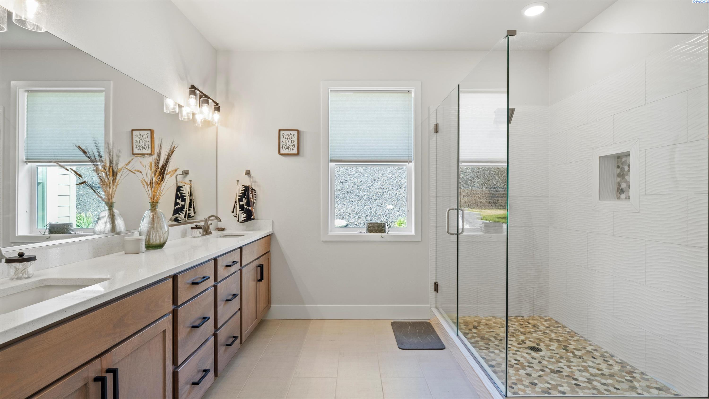 Kennewick, Washington, 99336, United States, 3 Bedrooms Bedrooms, ,3 BathroomsBathrooms,Residential,For Sale,1819962