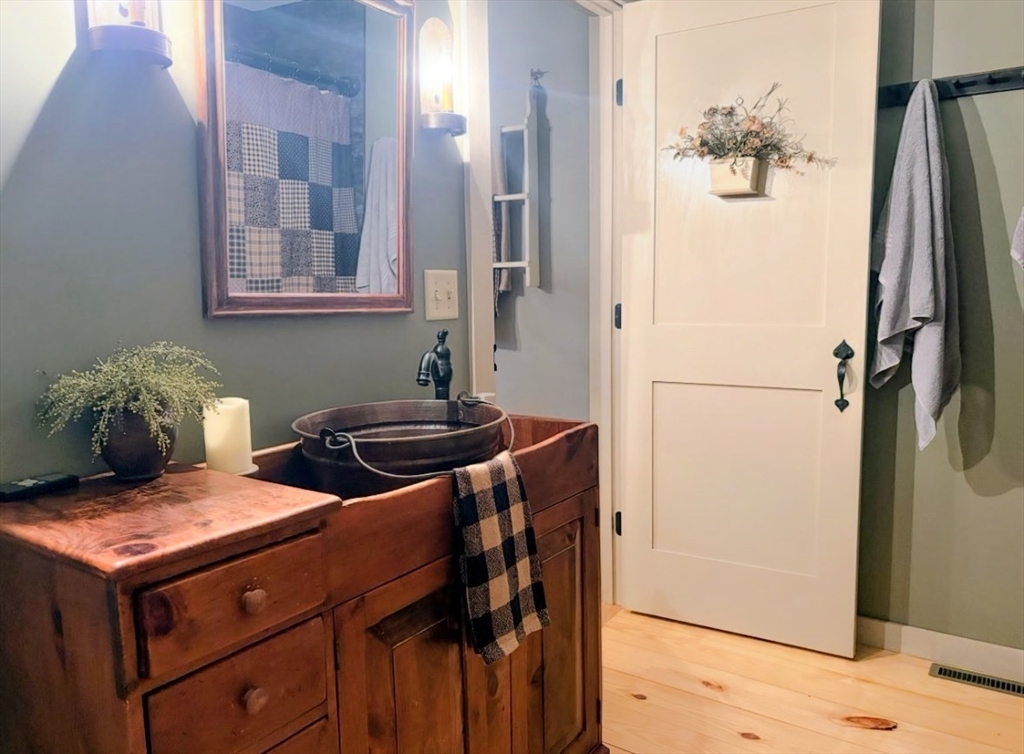 Northbridge, Massachusetts, 01588, United States, 4 Bedrooms Bedrooms, ,2 BathroomsBathrooms,Residential,For Sale,2015326