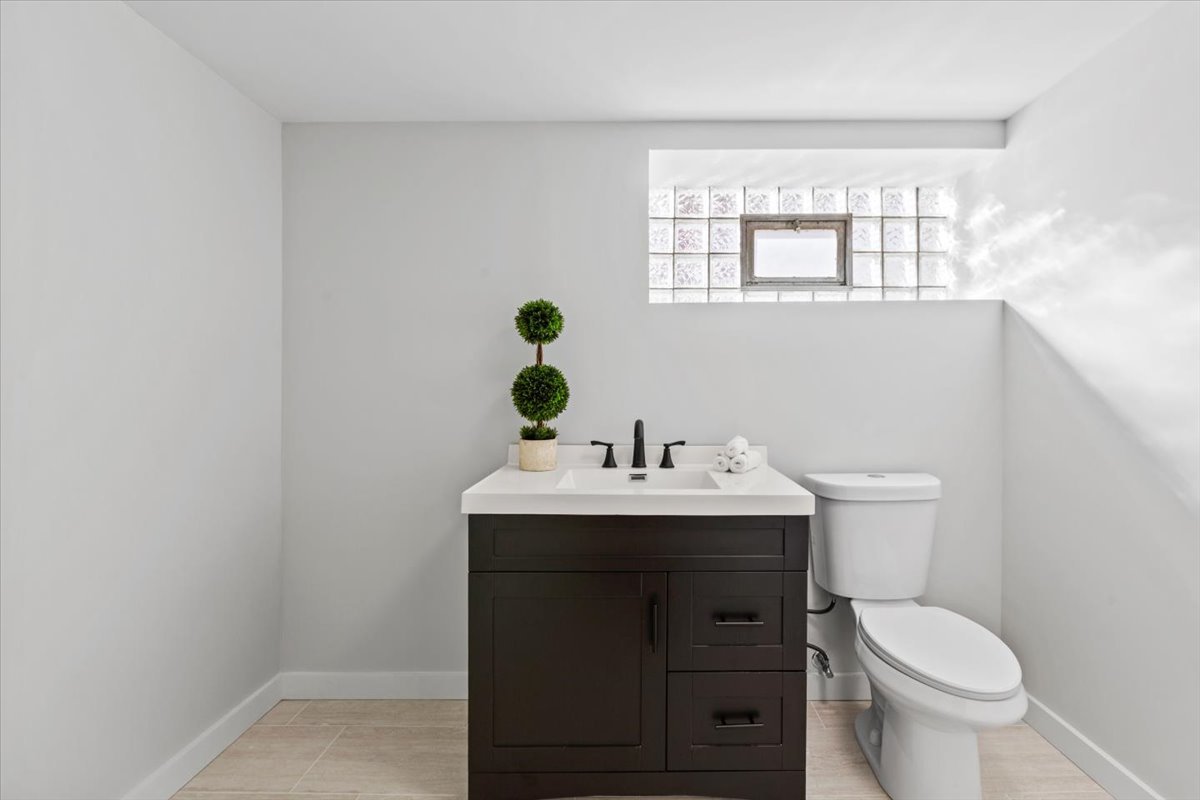 Evergreen Park, Illinois, 60805, United States, 5 Bedrooms Bedrooms, ,4 BathroomsBathrooms,Residential,For Sale,1972389