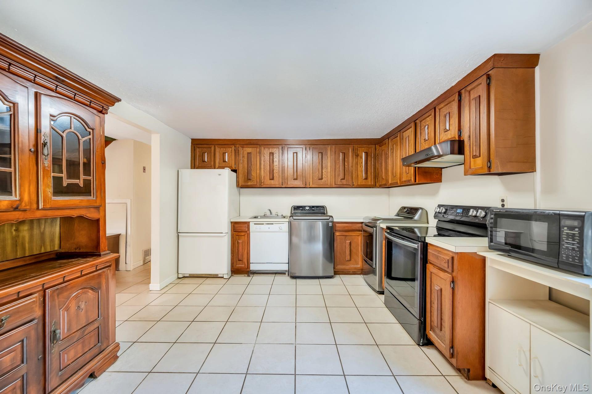 Medford, New York, 11763, United States, 5 Bedrooms Bedrooms, ,2 BathroomsBathrooms,Residential,For Sale,1926312