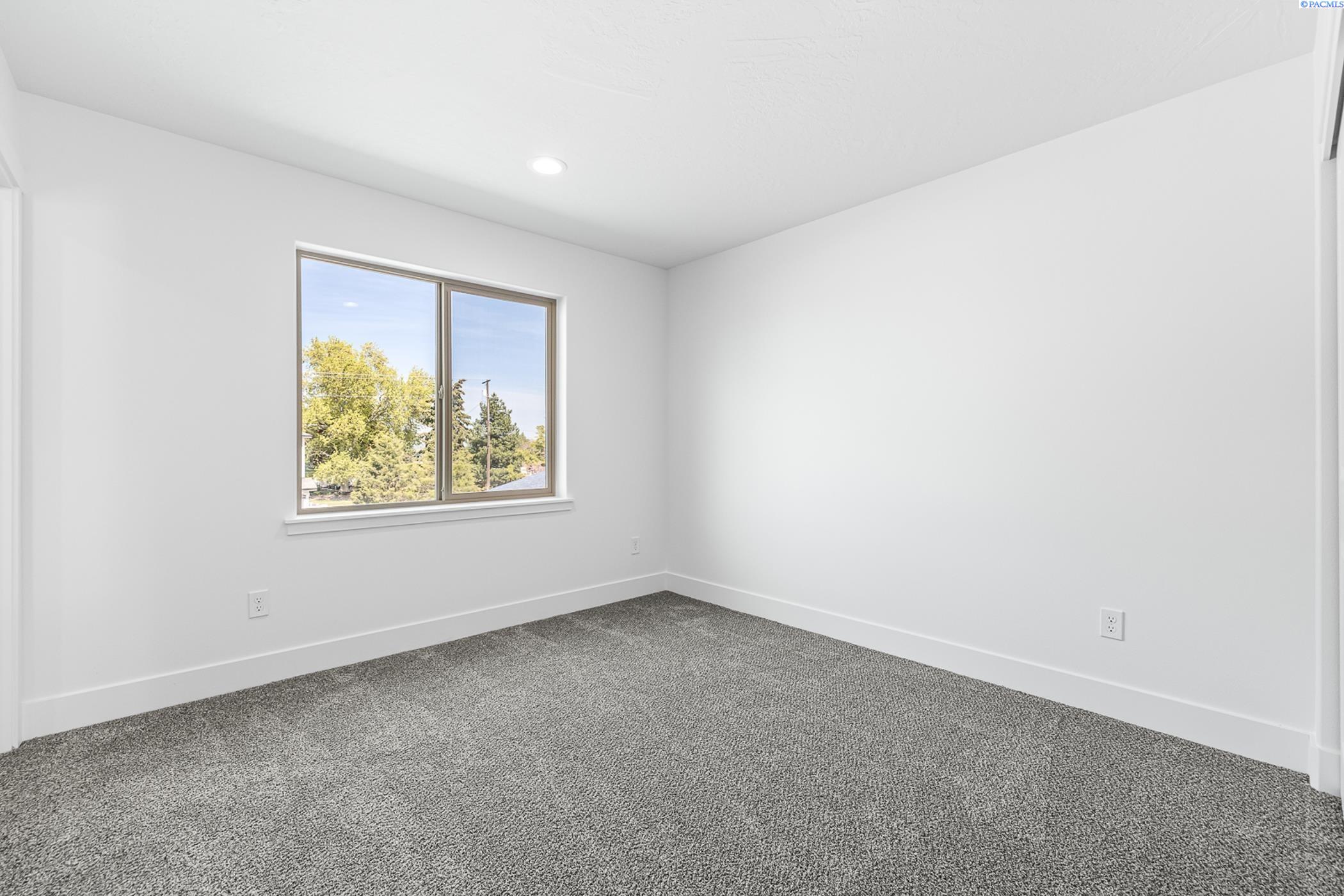 Kennewick, Washington, 99337, United States, 6 Bedrooms Bedrooms, ,Residential,For Sale,1796144