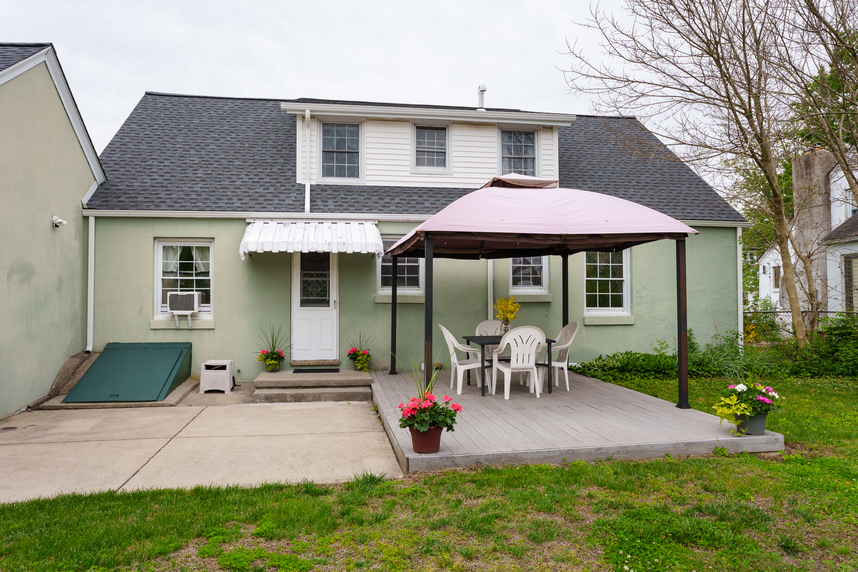 Well-Maintained Cape with Spacious Rooms and a Three-Car Garage - 物件實景