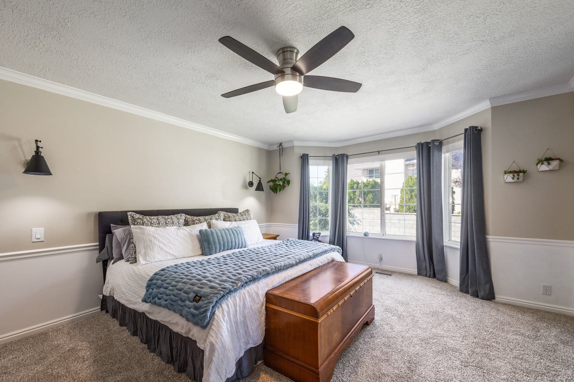  Multigenerational Living in South Jordan: 5 Beds, 2 Kitchens, 0.33-Acre Lot - 物件實景