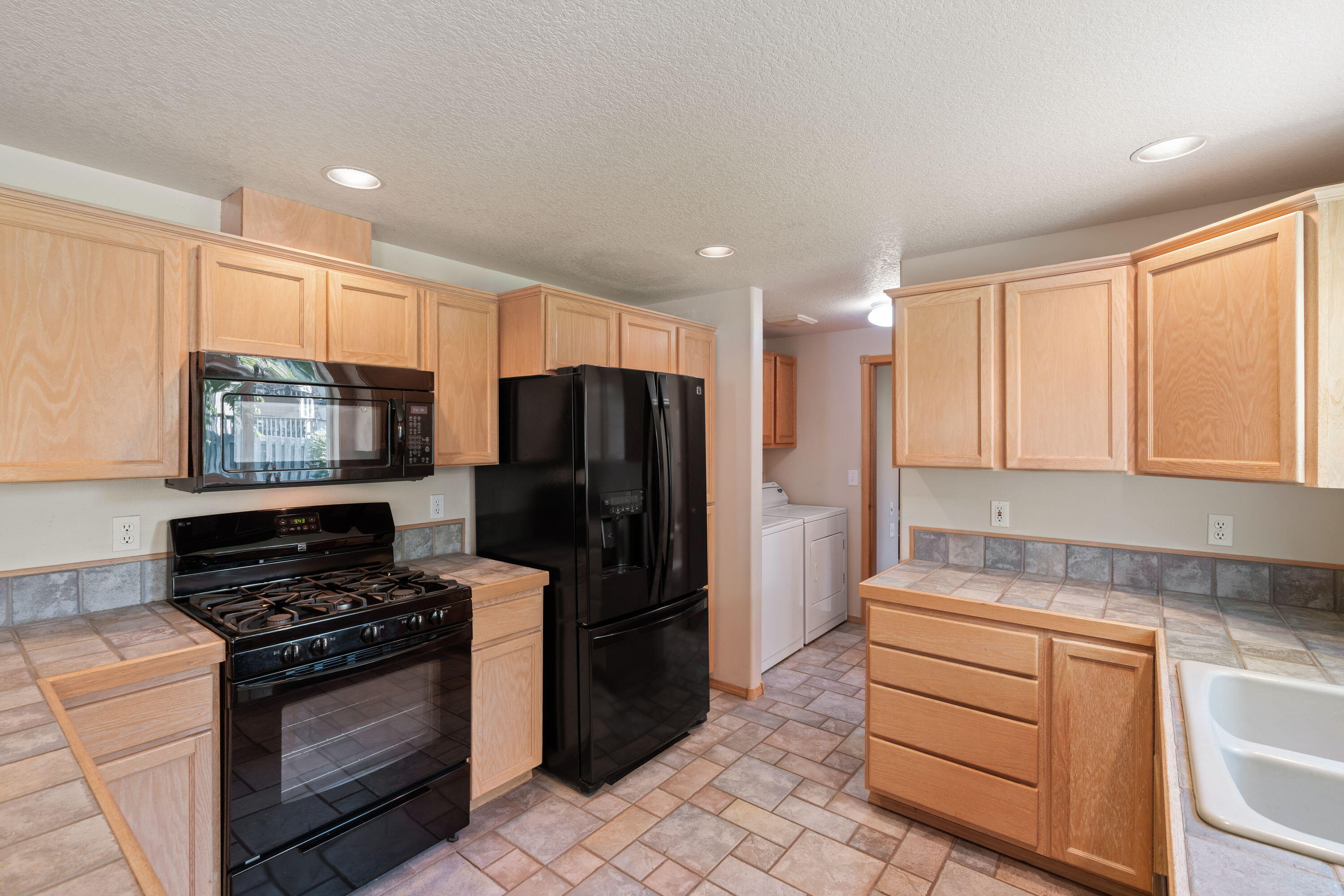 Redmond, Oregon, 97756, United States, 3 Bedrooms Bedrooms, ,4 BathroomsBathrooms,Residential,For Sale,1856956