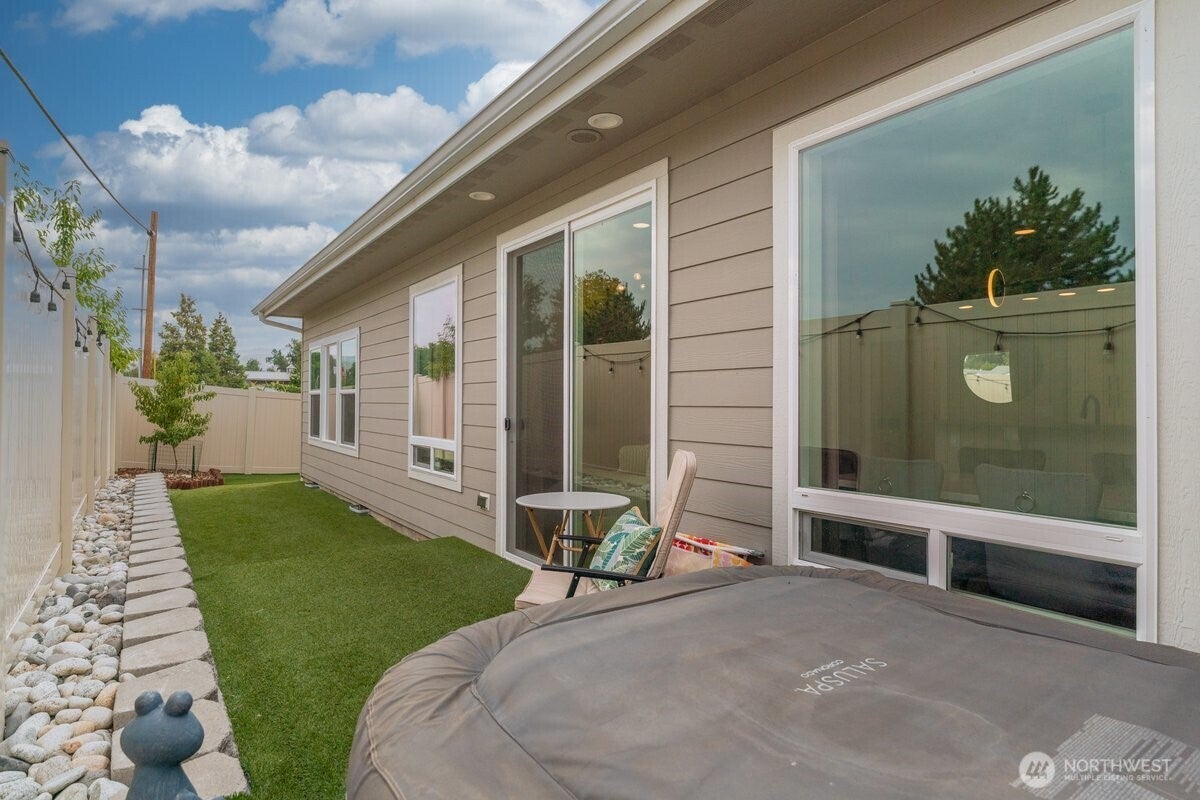 East Wenatchee, Washington, 98802, United States, 2 Bedrooms Bedrooms, ,2 BathroomsBathrooms,Residential,For Sale,1942009