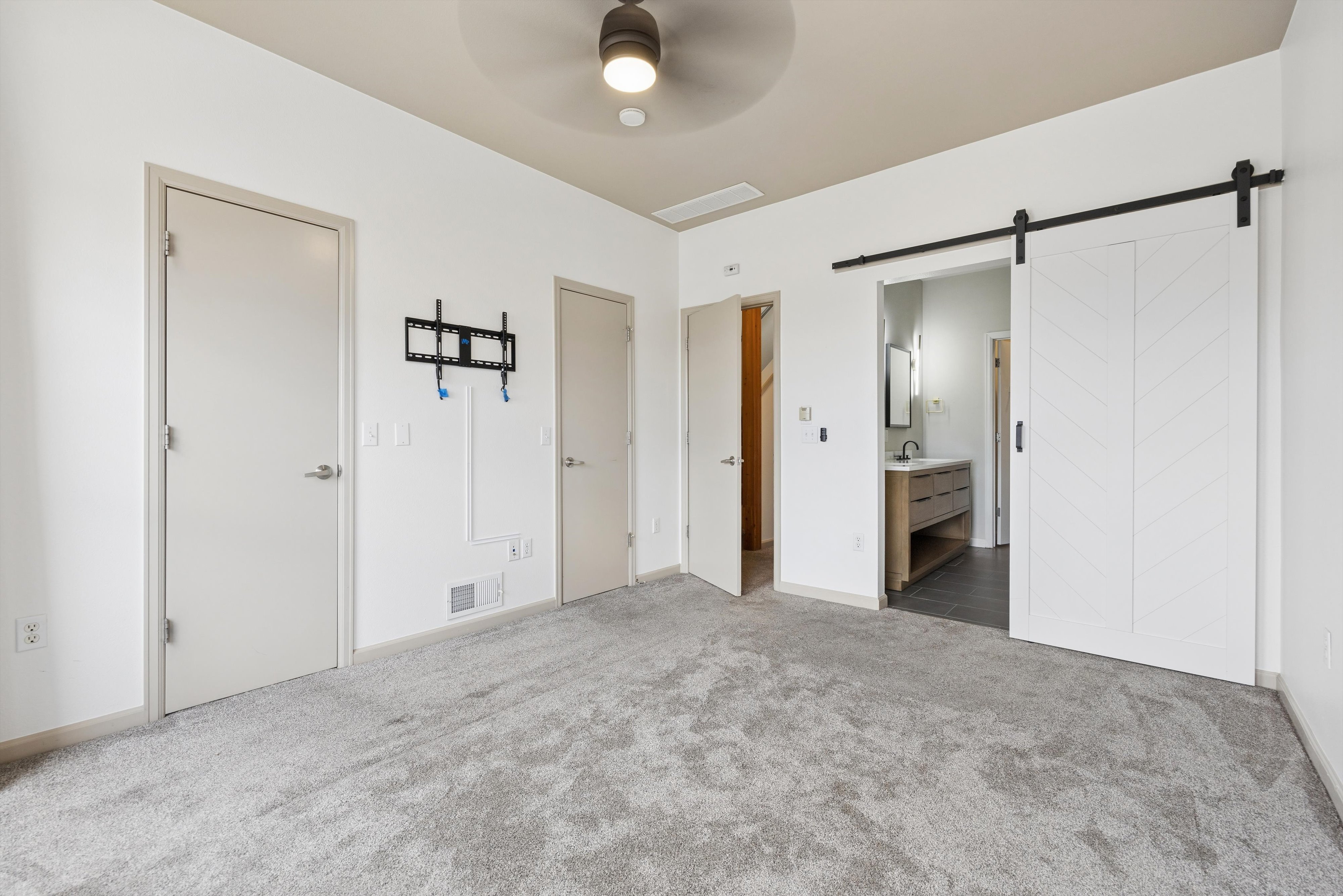  Beautifully updated end-unit offers exceptional natural light & abundant windows - 物件實景