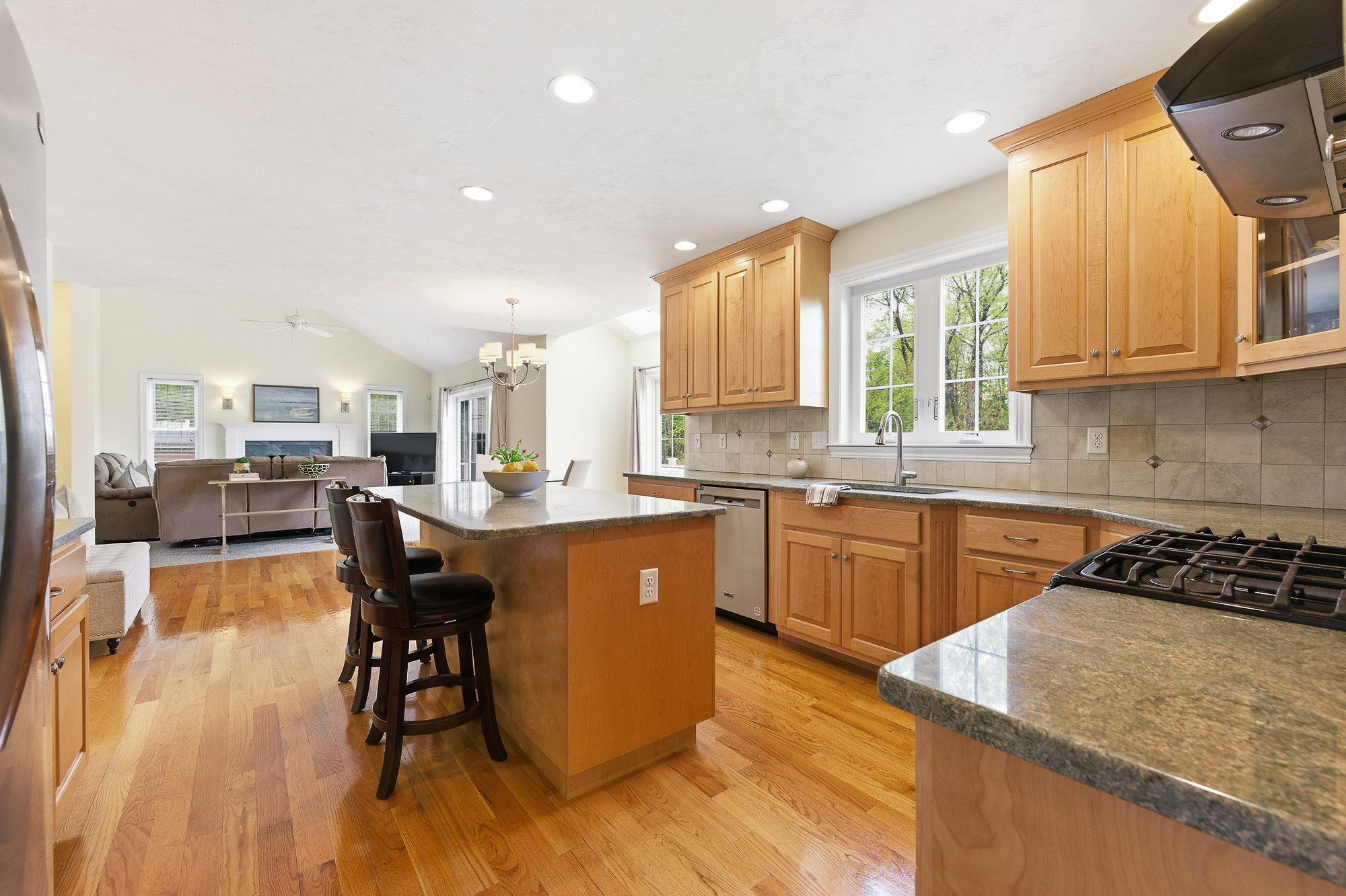  8 Victoria Circle, Shrewsbury, MA 01545 - 物件實景