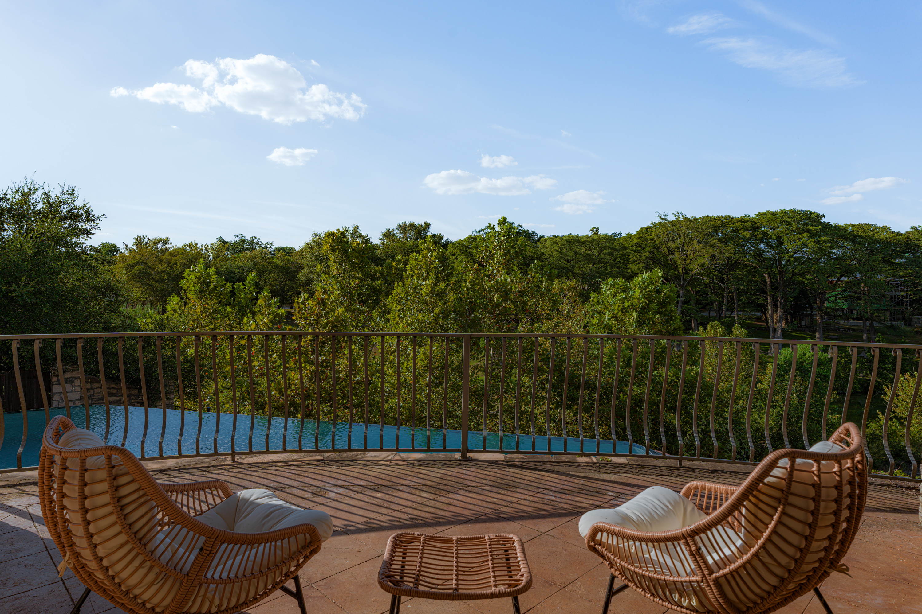  Secluded Riverfront Estate - 物件實景