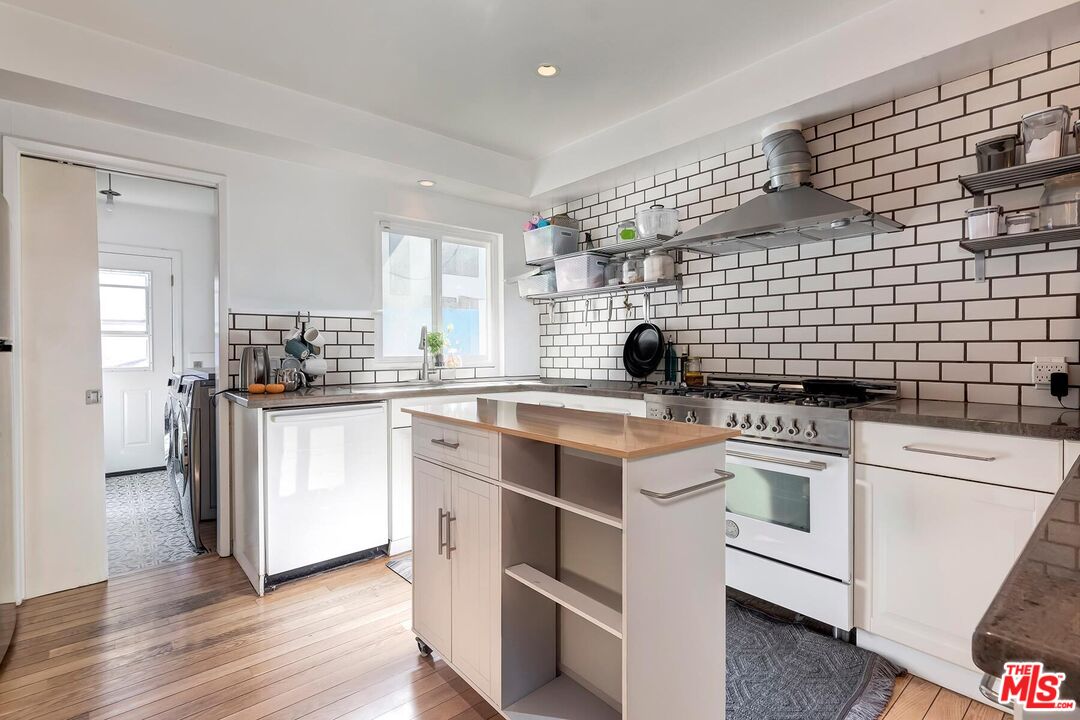 Los Angeles, California, 90008, United States, 4 Bedrooms Bedrooms, ,3 BathroomsBathrooms,Residential,For Sale,2001636