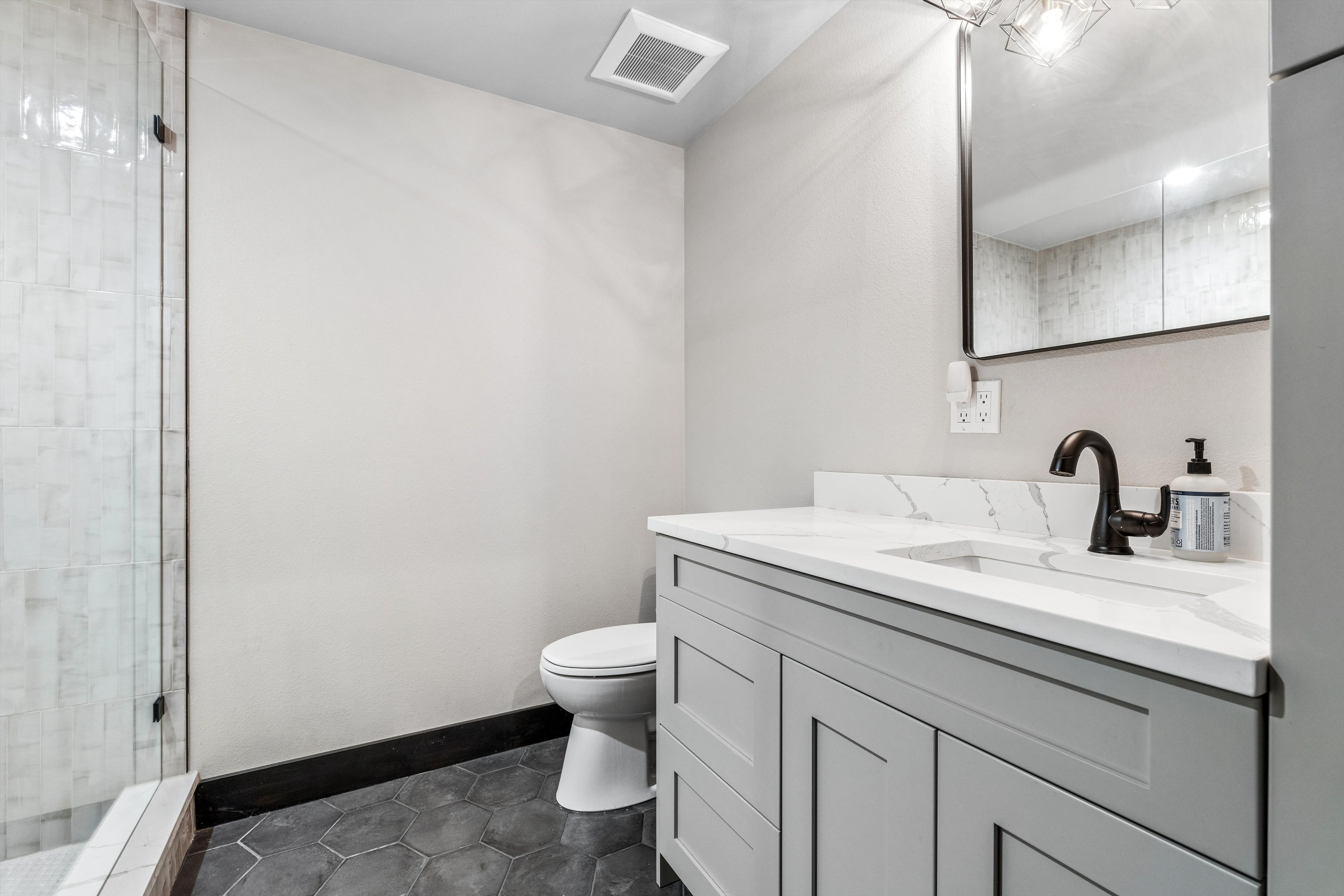  Discover Redefined Living in this Beautifully Designed Home - 物件實景