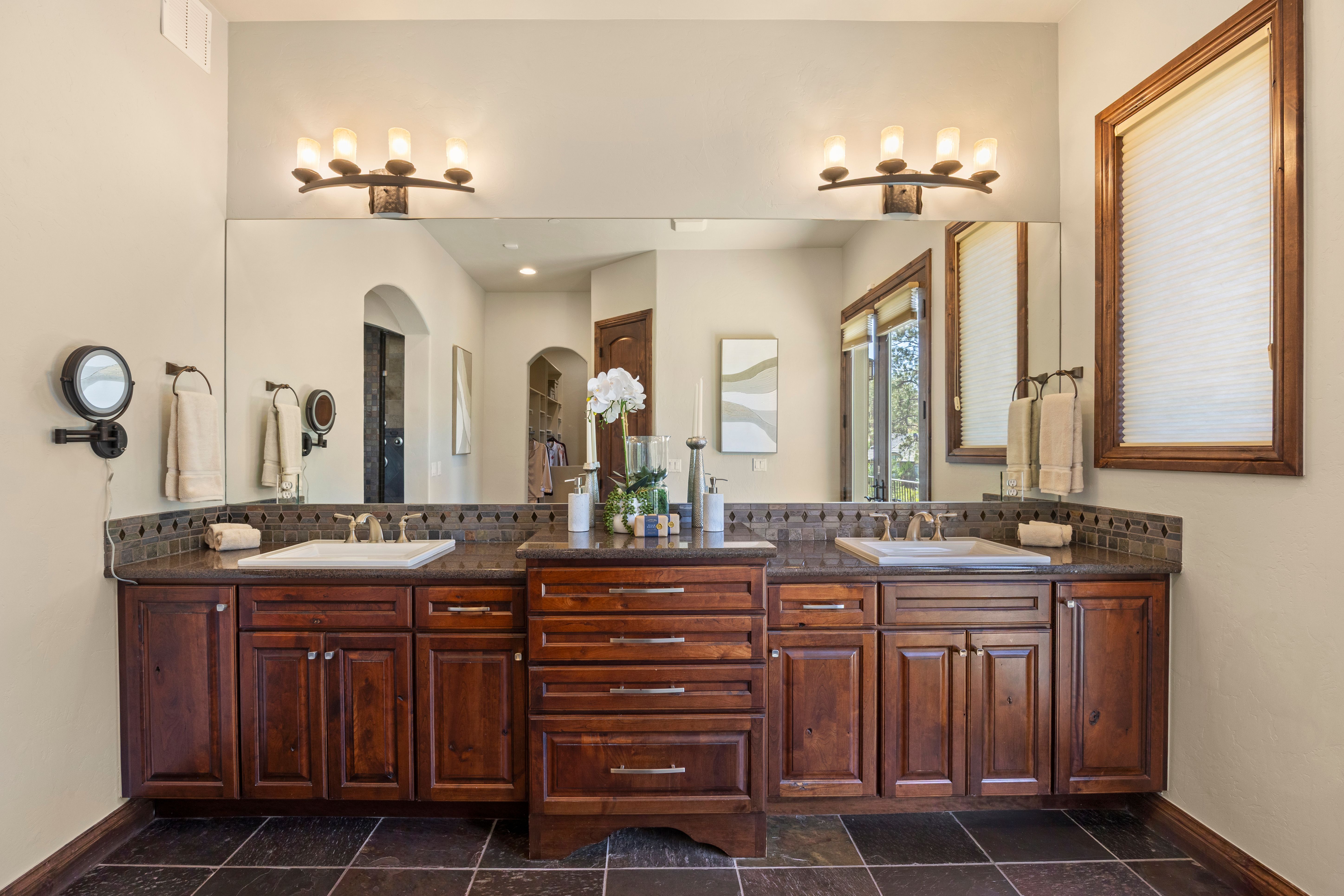  Spectacular custom ranch with a walk-out finished basement - 物件實景