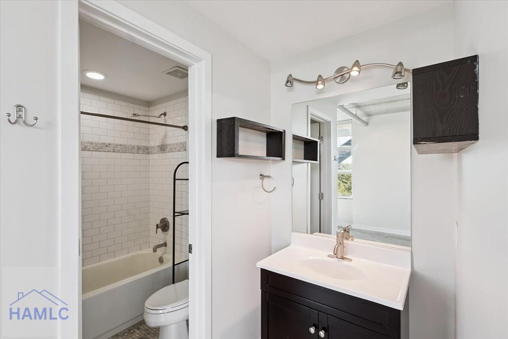 Savannah, Georgia, 31401, United States, 2 Bedrooms Bedrooms, ,3 BathroomsBathrooms,Residential,For Sale,1957679