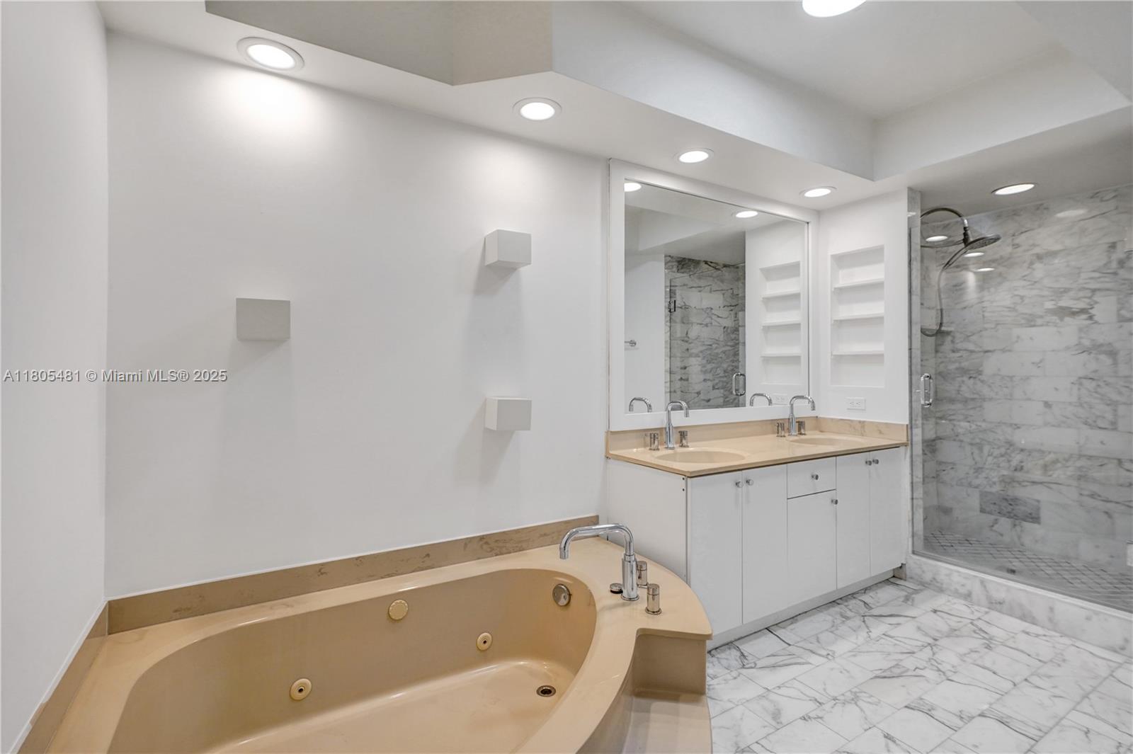 Aventura, Florida, 33180, United States, 2 Bedrooms Bedrooms, ,2 BathroomsBathrooms,Residential,For Sale,1827692