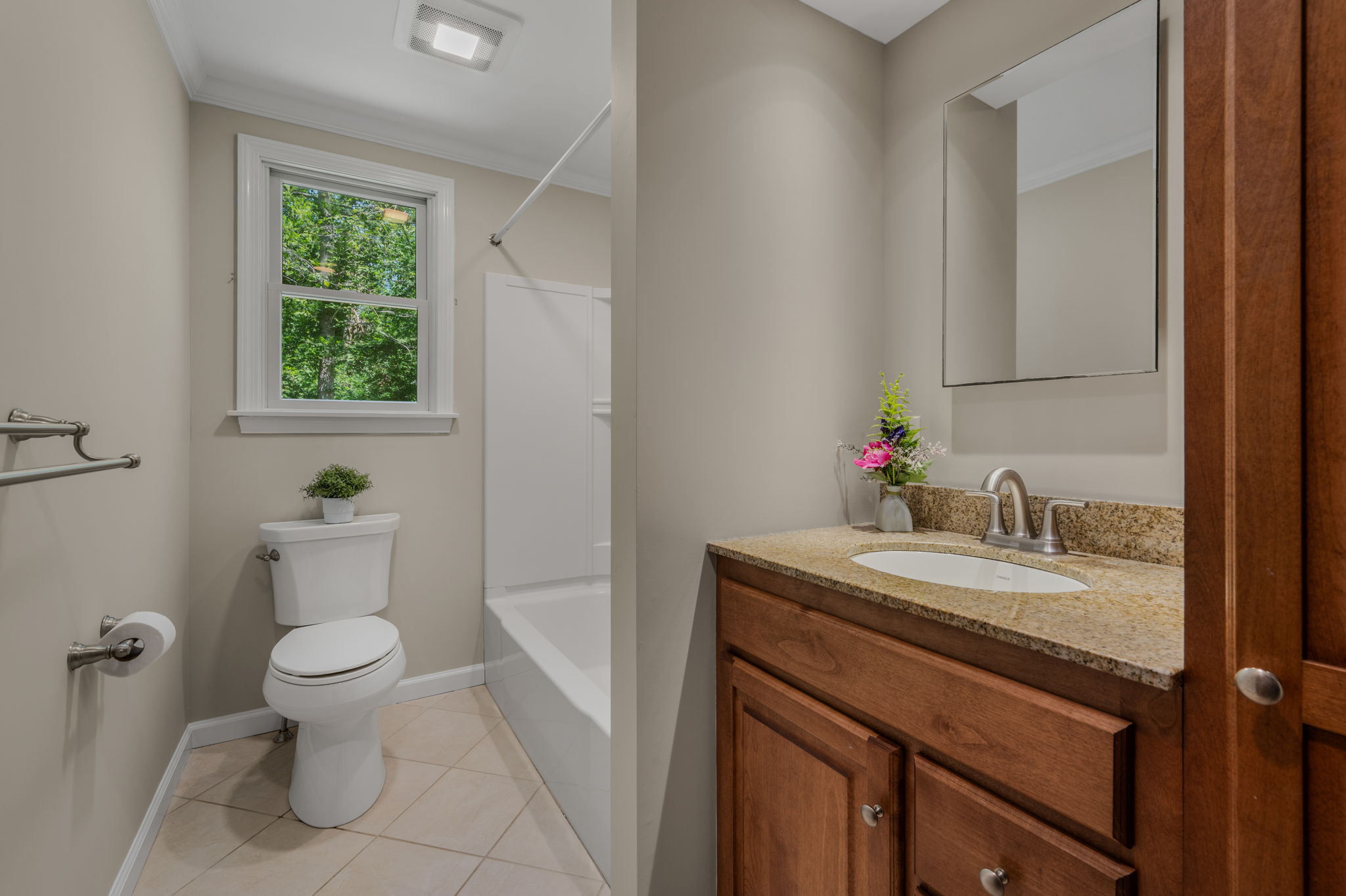  Find privacy and charm in this beautifully updated Waterford home. - 物件實景