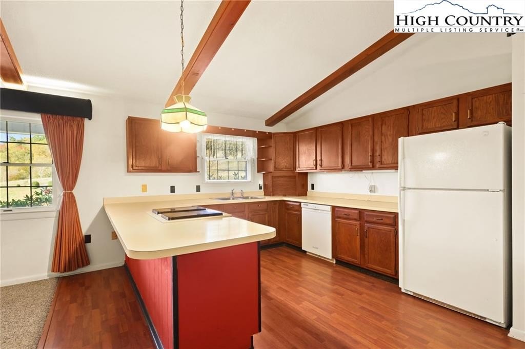 Banner Elk, North Carolina, 28604, United States, 2 Bedrooms Bedrooms, ,2 BathroomsBathrooms,Residential,For Sale,1977010