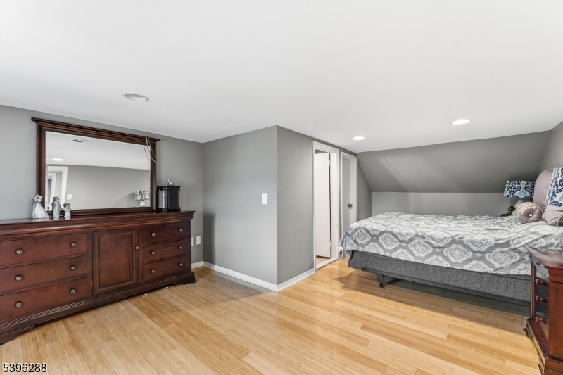 Dunellen Boro, New Jersey, 08812, United States, 5 Bedrooms Bedrooms, ,2 BathroomsBathrooms,Residential,For Sale,1989398