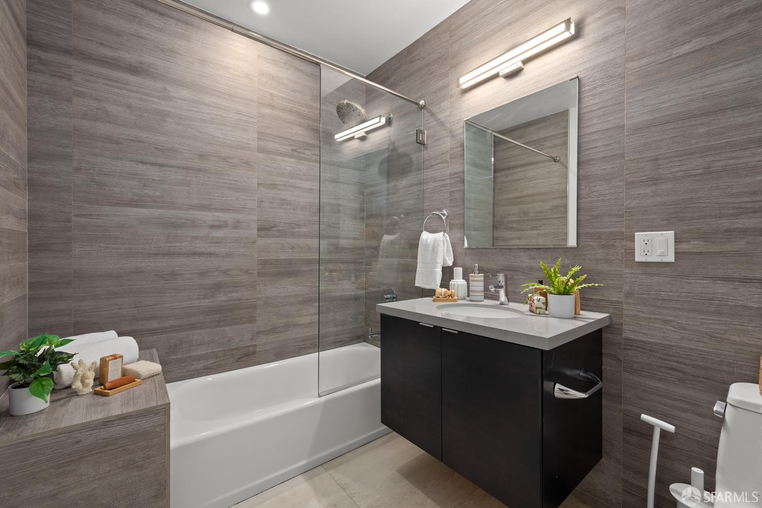 San Francisco, California, 94103, United States, 1 Bedroom Bedrooms, ,1 BathroomBathrooms,Residential,For Sale,1949948