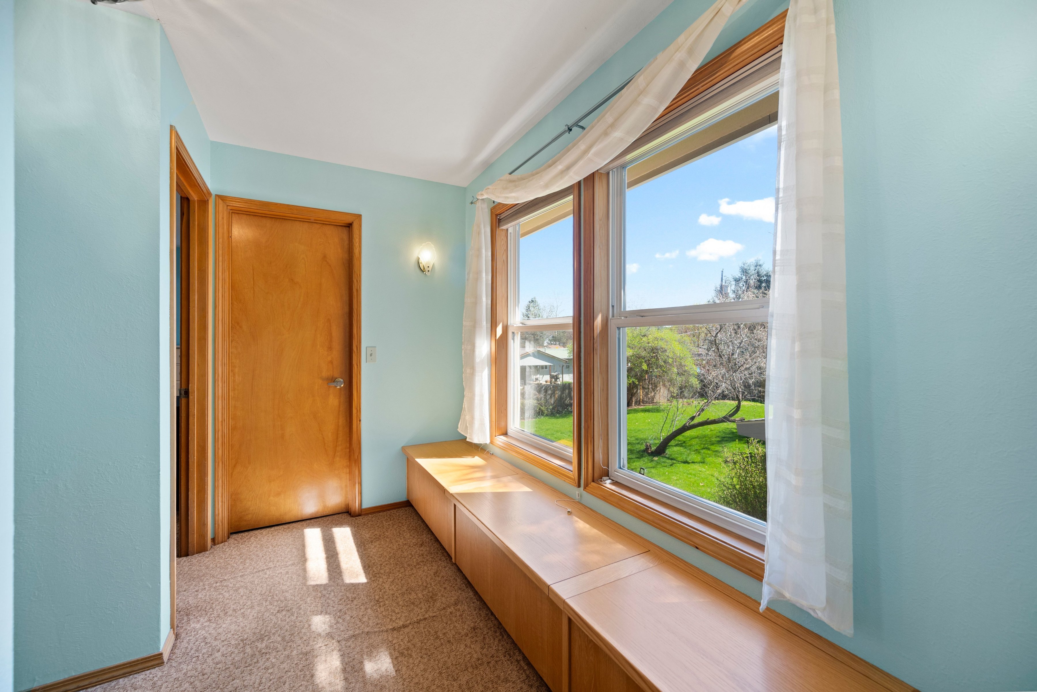  Timeless Mid-Century Design with Sunroom Living and Garden Oasis - 物件實景