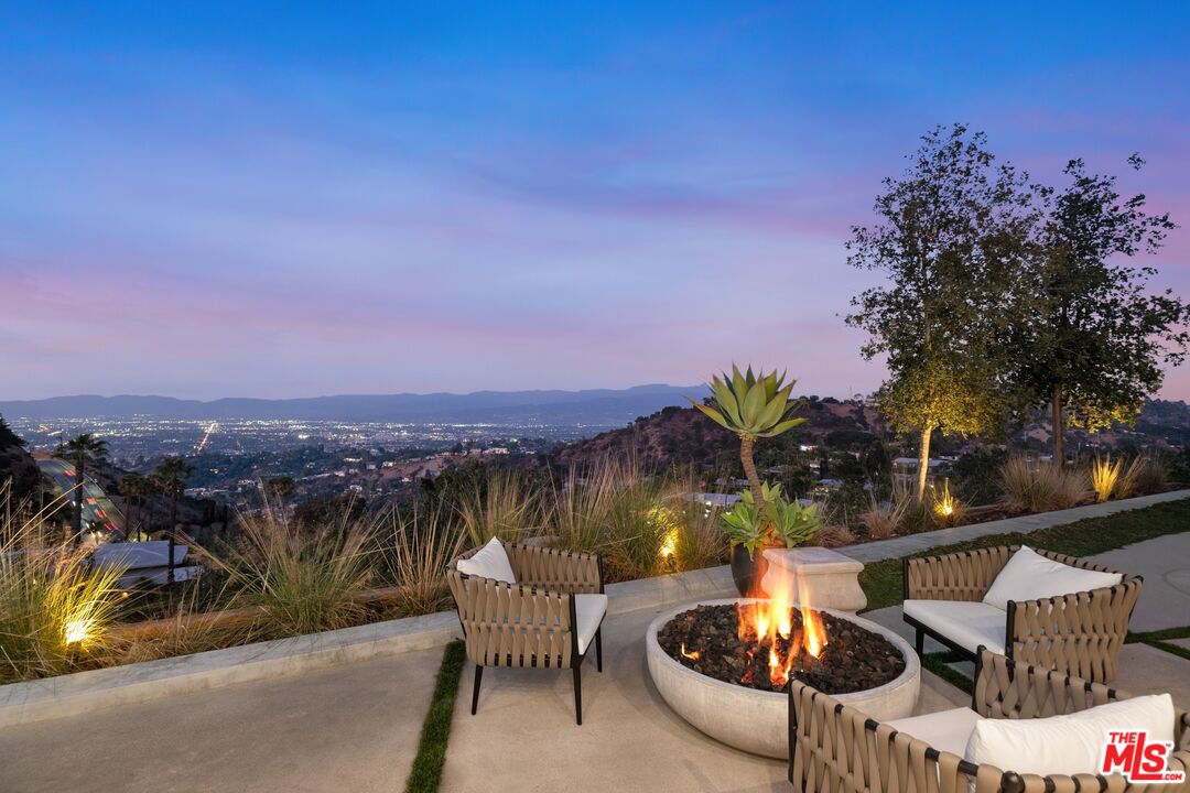 Los Angeles, California, 90046, United States, 5 Bedrooms Bedrooms, ,6 BathroomsBathrooms,Residential,For Sale,2000660