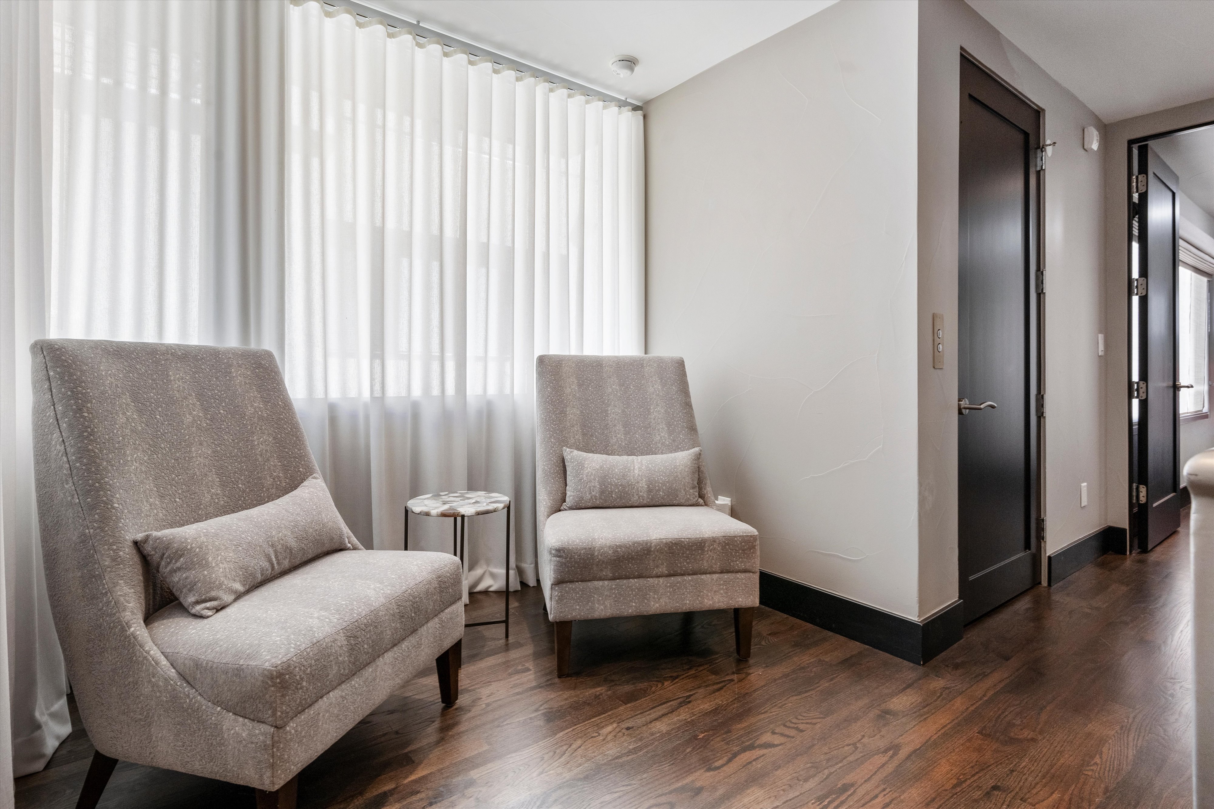 Contemporary residence combines sophisticated design with functional floor plan - 物件實景