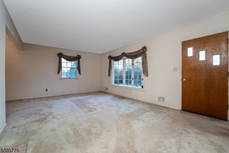 Readington Twp., New Jersey, 08822, United States, 4 Bedrooms Bedrooms, ,2 BathroomsBathrooms,Residential,For Sale,1989694