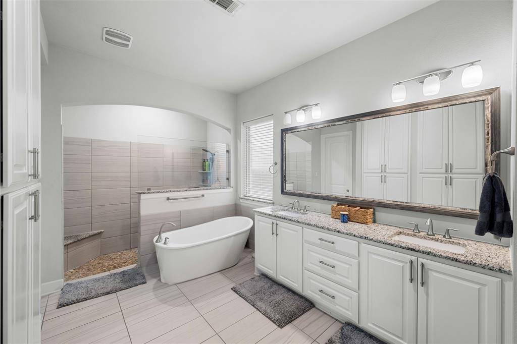 Arlington, Texas, 76005, United States, 4 Bedrooms Bedrooms, ,4 BathroomsBathrooms,Residential,For Sale,1890856