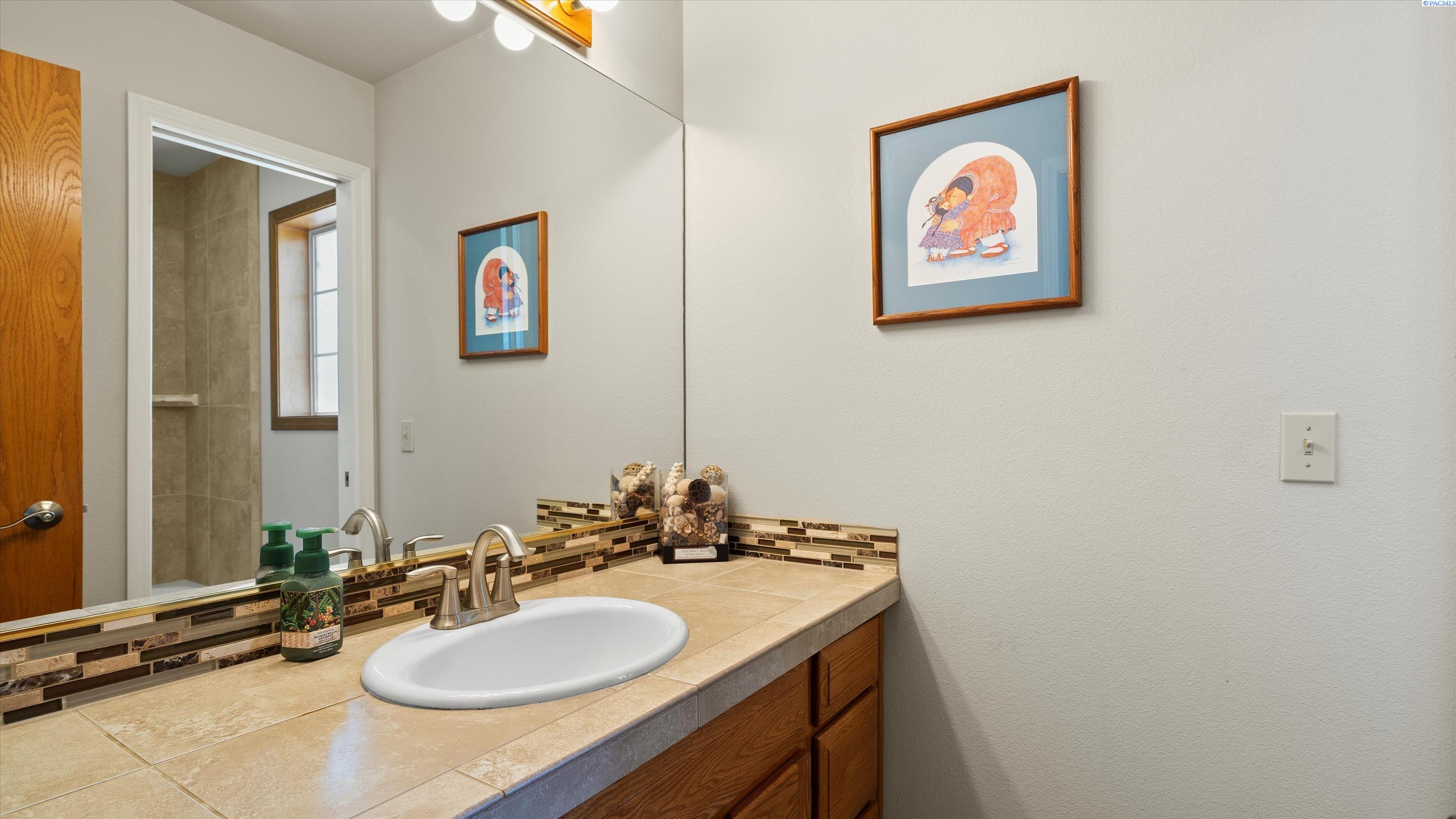 Prosser, Washington, 99350, United States, 3 Bedrooms Bedrooms, ,3 BathroomsBathrooms,Residential,For Sale,1867442