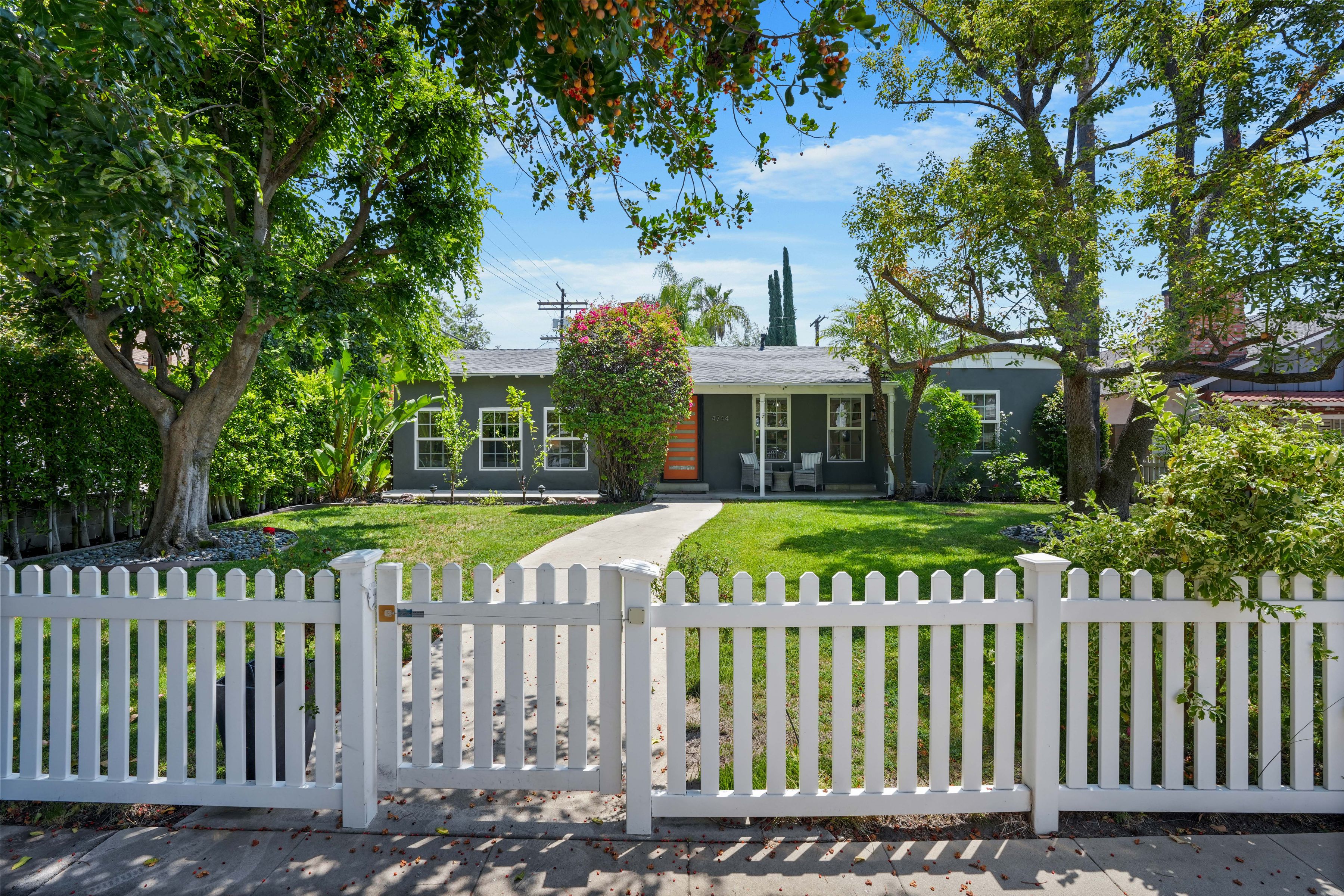  4744 Camellia Avenue - 物件實景